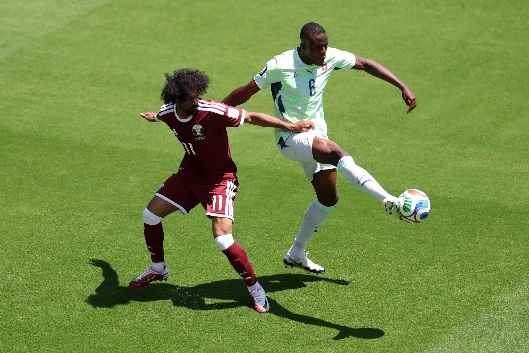 Denis Zakaria de Suiza se enfrenta a Akram Afif de Qatar, durante el partido del Grupo B de la Copa Mundial de la FIFA 2026 entre Qatar y Suiza en el Estadio del Área de la Bahía de San Francisco el 13 de junio de 2026 en California. Foto: Getty Images / AFP