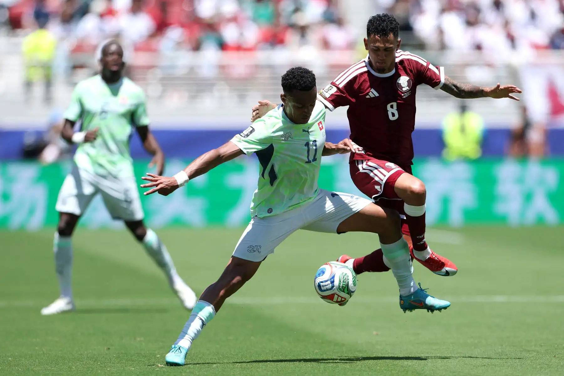 Dan Ndoye de Suiza se enfrenta a Edmilson Junior de Qatar durante el partido del Grupo B de la Copa Mundial de la FIFA 2026 entre Qatar y Suiza en el Estadio del Área de la Bahía de San Francisco el 13 de junio de 2026 en California. Foto: Getty Images / AFP