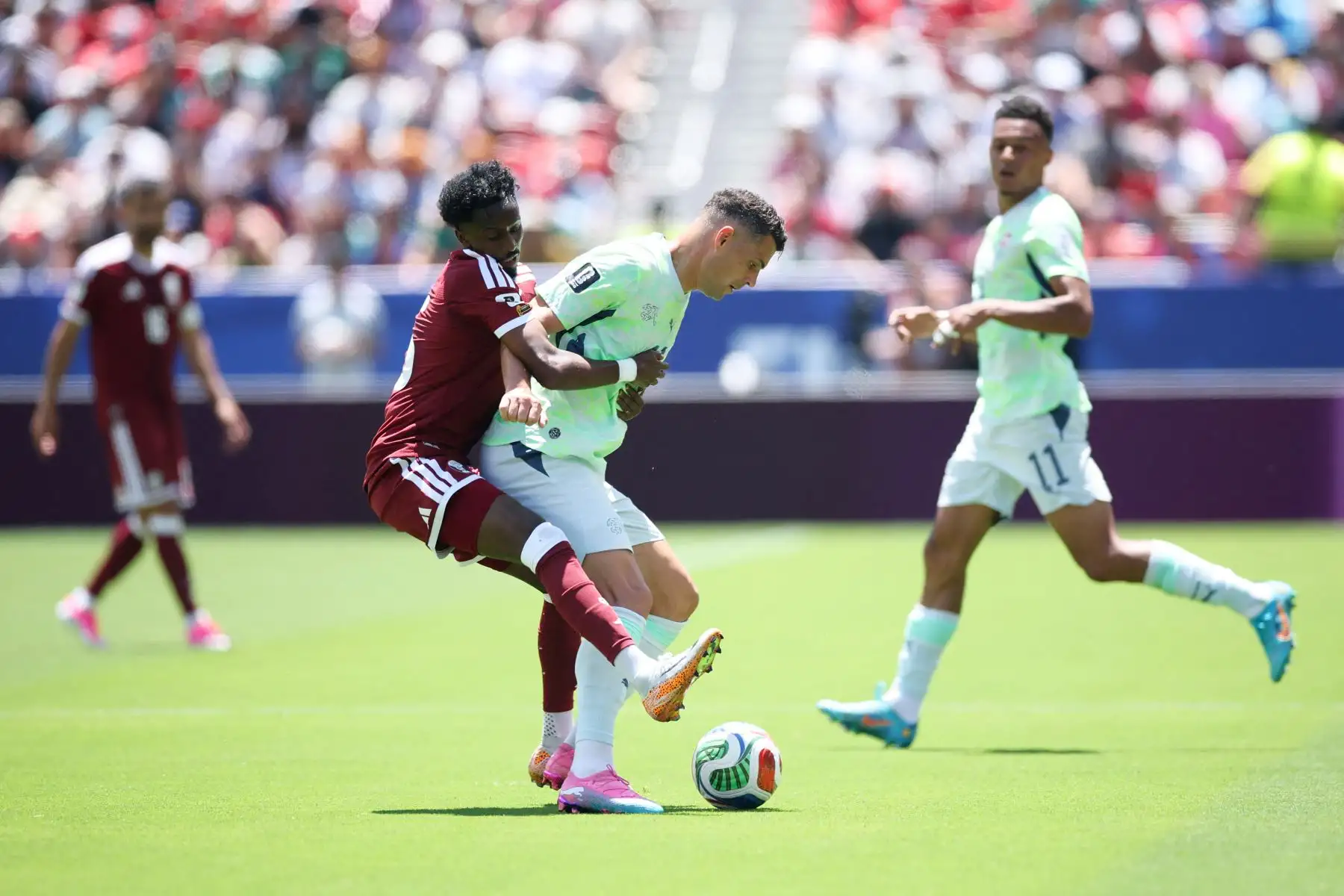 Granit Xhaka de Suiza se enfrenta a Yusuf Abdurisag de Qatar durante el partido del Grupo B de la Copa Mundial de la FIFA 2026 entre Qatar y Suiza en el Estadio del Área de la Bahía de San Francisco el 13 de junio de 2026 en California. Foto: Getty Images / AFP