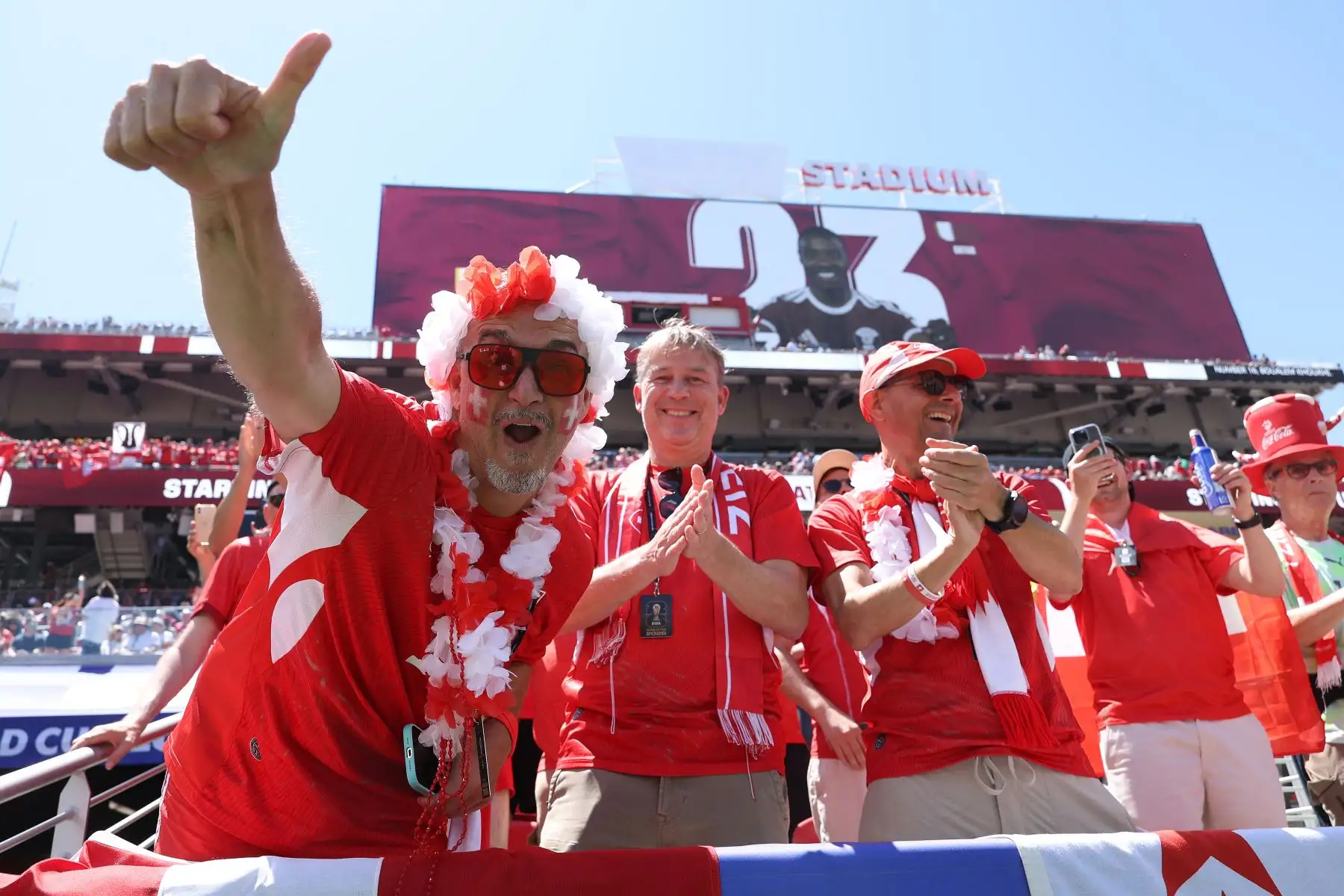 Aficionados suizos acuden a ver el partido del Grupo B de la Copa Mundial de la FIFA 2026 entre Qatar y Suiza en el Estadio del Área de la Bahía de San Francisco el 13 de junio de 2026 en California. Foto: Getty Images / AFP