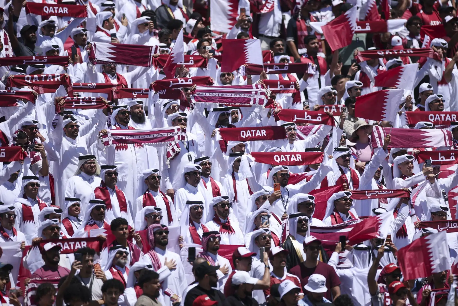 Los aficionados de Qatar alientan a su equipo durante el partido del Grupo B de la Copa Mundial de la FIFA 2026 entre Qatar y Suiza en el Estadio del Área de la Bahía de San Francisco el 13 de junio de 2026 en California. Foto: Getty Images / AFP