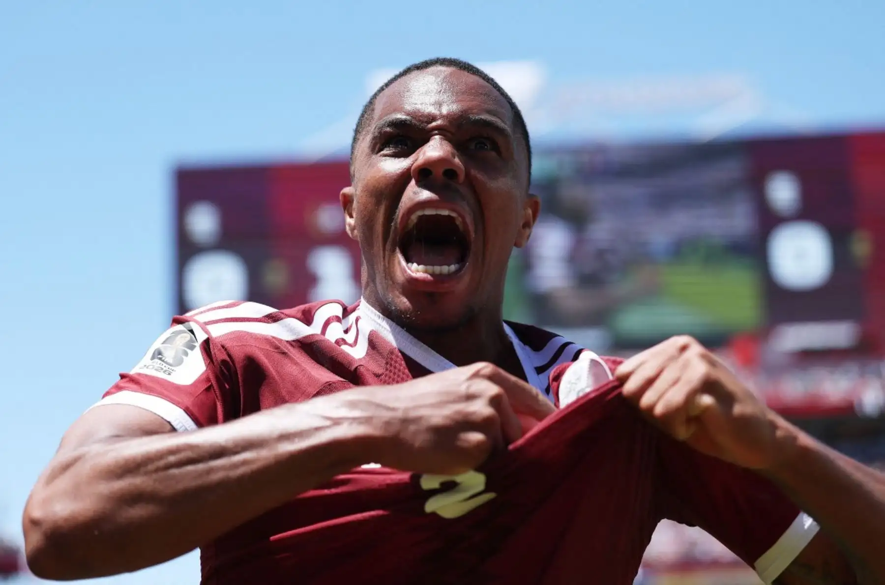 Pedro Miguel #2 de Qatar celebra el primer gol del equipo de Boualem Khoukhi #16 durante el partido del Grupo B de la Copa Mundial de la FIFA 2026 entre Qatar y Suiza en el Estadio del Área de la Bahía de San Francisco el 13 de junio de 2026 en Santa Clara, California. Emilee Chinn/Getty Images/AFP (Foto de Emilee Chinn / GETTY IMAGES NORTEAMÉRICA / Getty Images vía AFP)