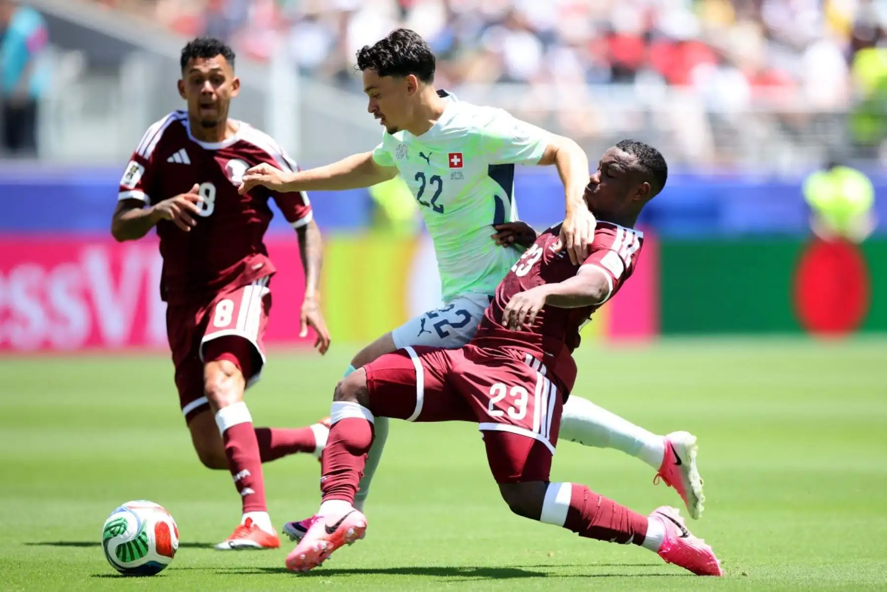 Fabian Rieder #22 de Suiza es desafiado por Assim Madibo #23 de Qatar durante el partido del Grupo B de la Copa Mundial de la FIFA 2026 entre Qatar y Suiza en el Estadio del Área de la Bahía de San Francisco el 13 de junio de 2026 en Santa Clara, California. Alex Grimm/Getty Images/AFP (Foto de ALEX GRIMM / GETTY IMAGES NORTH AMERICA / Getty Images vía AFP)