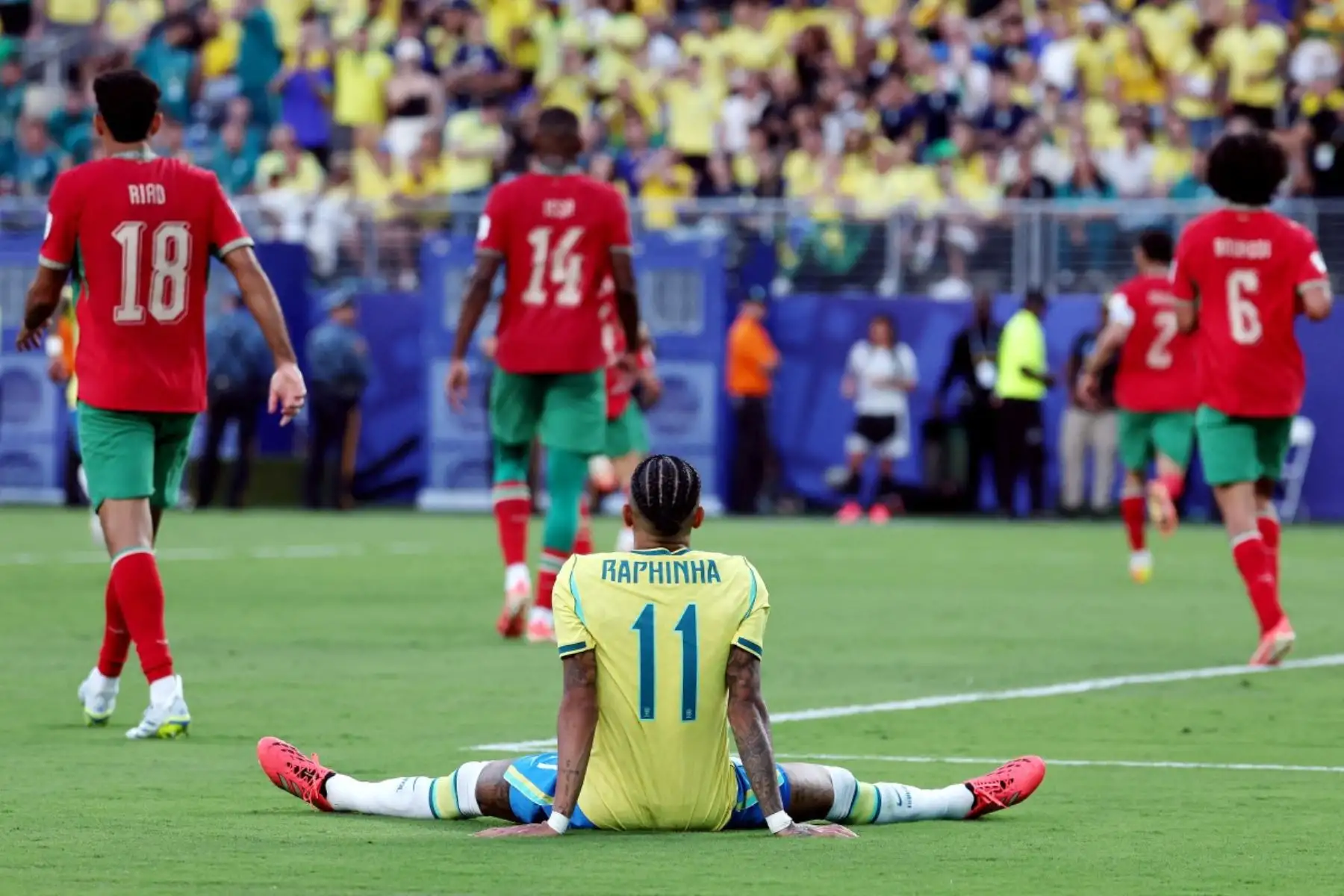 El delantero brasileño Raphinha, número 11, permanece sentado en el suelo durante el partido de fútbol del Grupo C de la Copa Mundial de 2026 entre Brasil y Marruecos en el estadio New York/New Jersey en East Rutherford, el 13 de junio de 2026. (Foto de TIMOTHY A. CLARY / AFP)