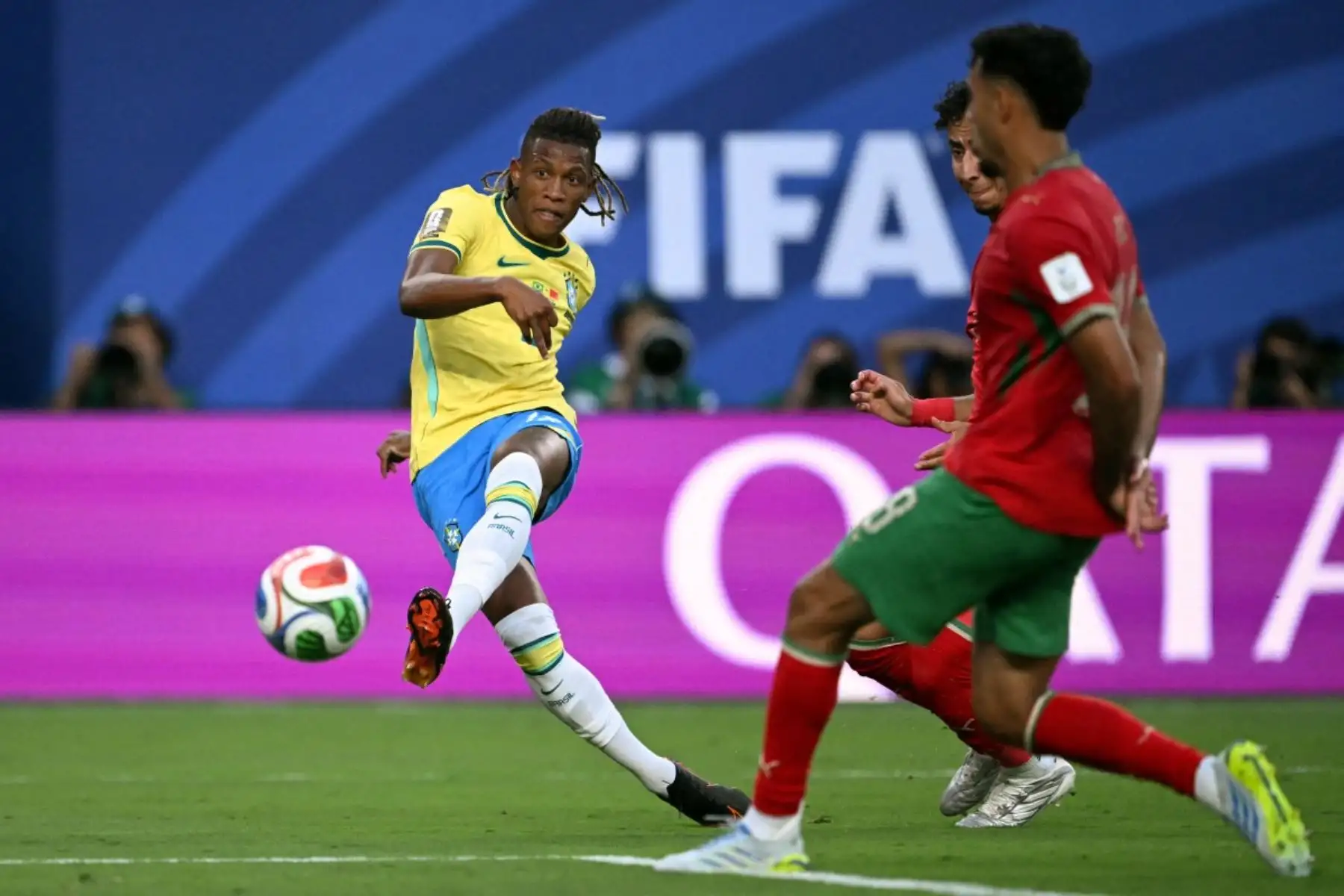 El centrocampista brasileño Danilo Santos, número 18, patea el balón durante el partido de fútbol del Grupo C del Mundial 2026 entre Brasil y Marruecos en el estadio New York/New Jersey en East Rutherford el 13 de junio de 2026. (Foto de Mauro PIMENTEL / AFP)