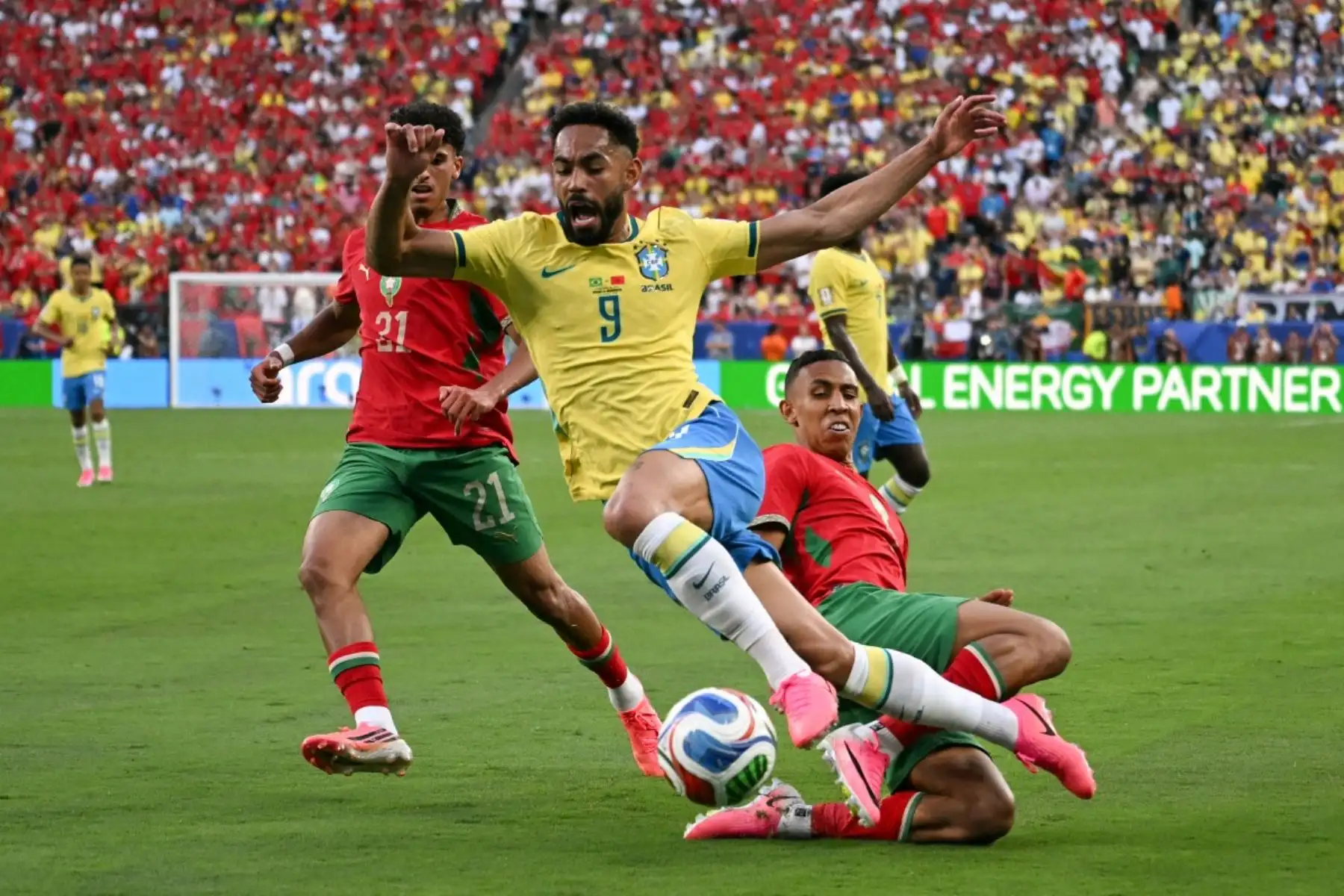 El delantero brasileño Matheus Cunha (n.º 09) y el delantero marroquí Soufiane Rahimi (n.º 09) (izquierda) luchan por el balón durante el partido de fútbol del Grupo C de la Copa Mundial de 2026 entre Brasil y Marruecos en el estadio New York/New Jersey en East Rutherford el 13 de junio de 2026. (Foto de Mauro PIMENTEL / AFP)