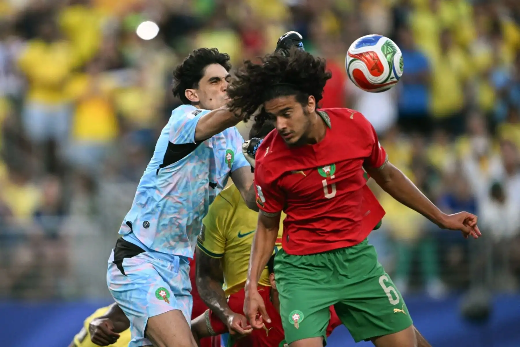 El portero marroquí Yassine Bounou (izq.) desvía el balón durante el partido de fútbol del Grupo C del Mundial 2026 entre Brasil y Marruecos en el estadio New York/New Jersey en East Rutherford el 13 de junio de 2026. (Foto de Mauro PIMENTEL / AFP)
