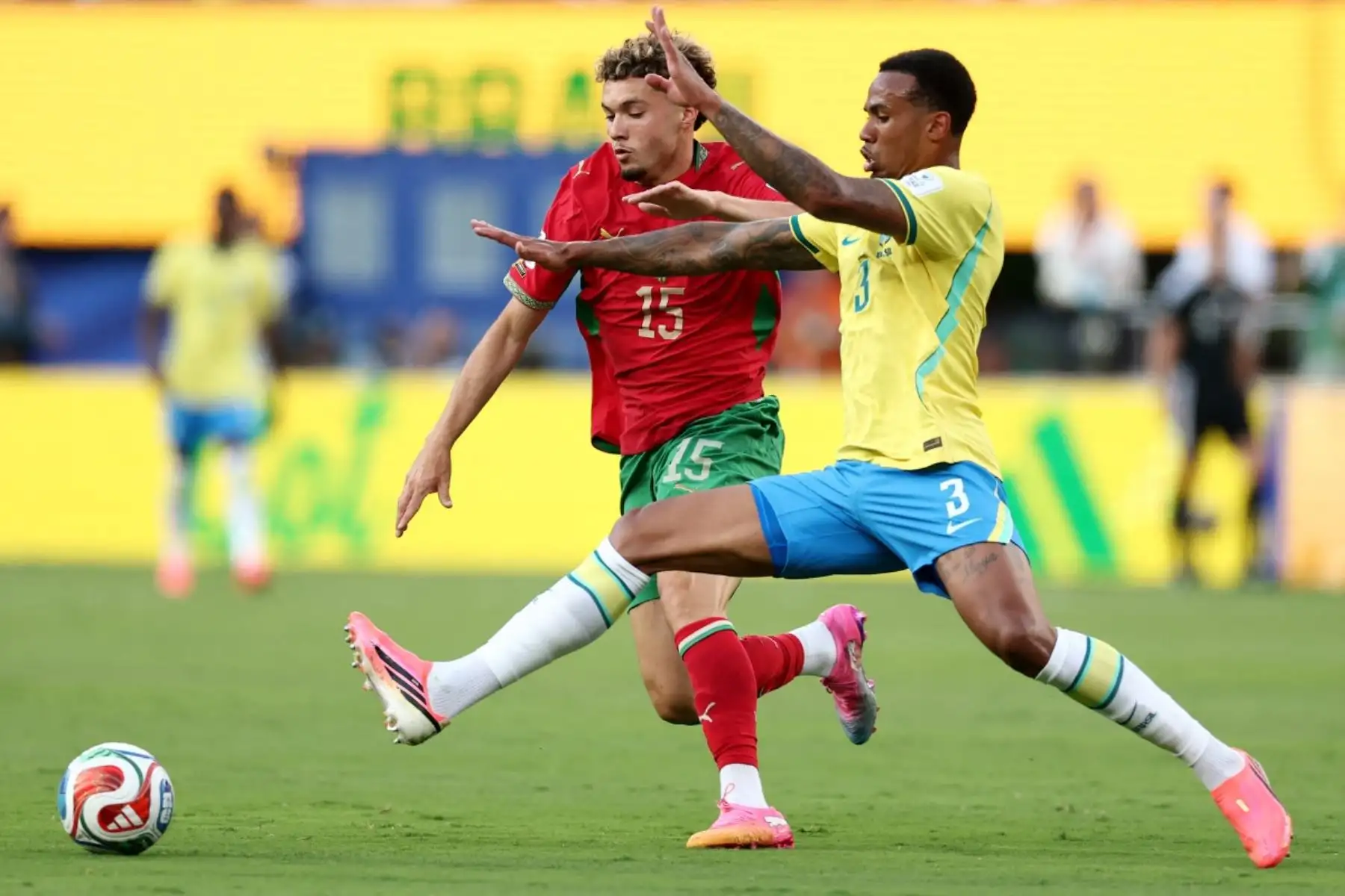 El centrocampista marroquí Samir El Mourabet (número 15) y el defensa brasileño Gabriel Magalhaes (número 3) luchan por el balón durante el partido de fútbol del Grupo C del Mundial 2026 entre Brasil y Marruecos en el estadio New York/New Jersey de East Rutherford, el 13 de junio de 2026. (Foto de CHARLY TRIBALLEAU / AFP)