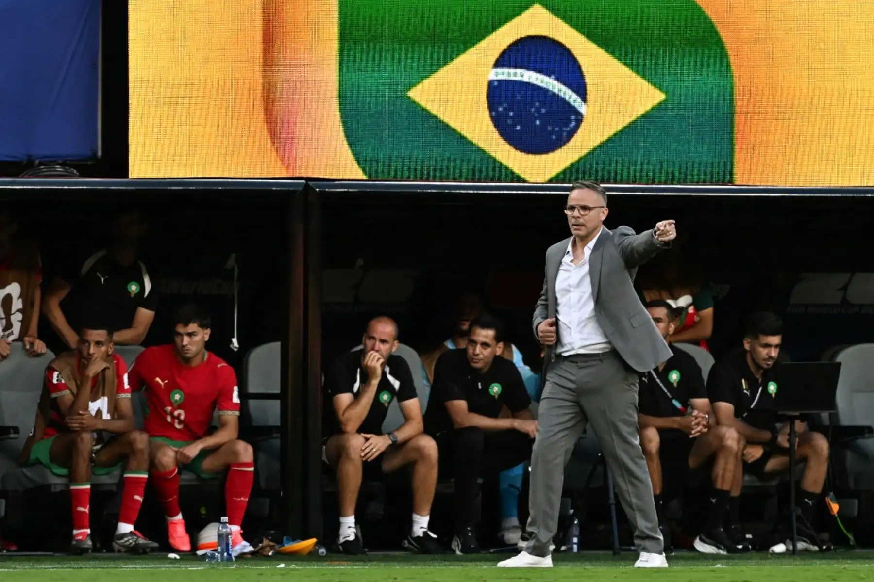 El seleccionador de Marruecos, Mohamed Ouahbi, hace un gesto durante el partido de fútbol del Grupo C del Mundial de 2026 entre Brasil y Marruecos en el estadio New York/New Jersey en East Rutherford el 13 de junio de 2026. (Foto de Jewel SAMAD / AFP)