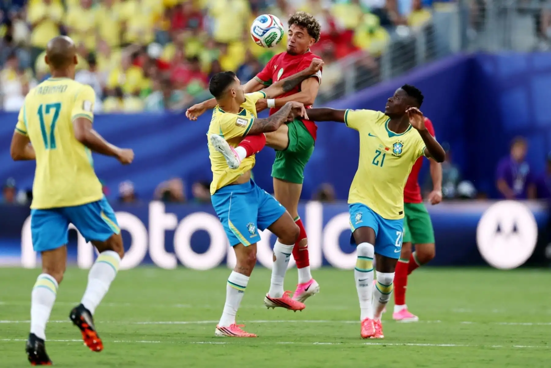 El centrocampista marroquí Neil El Aynaoui, número 24, cabecea el balón durante el partido de fútbol del Grupo C del Mundial de 2026 entre Brasil y Marruecos en el estadio New York/New Jersey de East Rutherford, el 13 de junio de 2026. (Foto de CHARLY TRIBALLEAU / AFP)