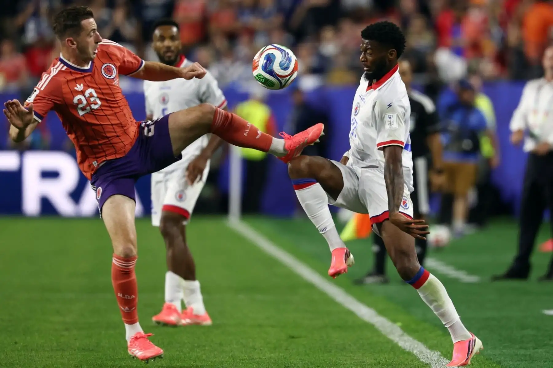 El centrocampista escocés Kenny McLean (número 23) y el delantero haitiano Josue Casimir (número 21) luchan por el balón durante el partido de fútbol del Grupo C de la Copa Mundial 2026 entre Haití y Escocia en el Boston Stadium de Foxborough el 13 de junio de 2026. (Foto de FRANCK FIFE / AFP)