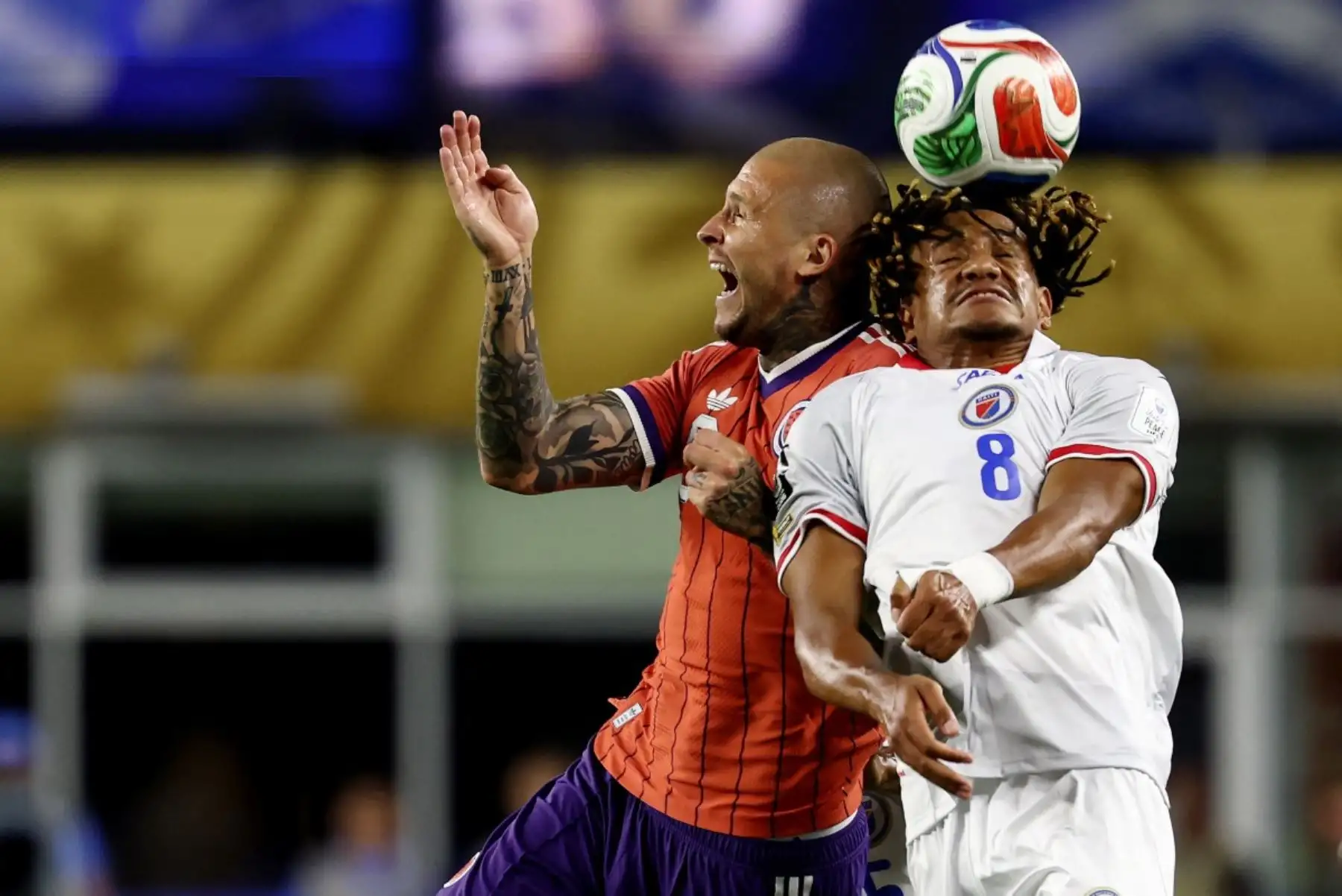 El delantero escocés Lyndon Dykes (n.º 09) y el defensa haitiano Martin Experience (n.º 08) luchan por el balón durante el partido de fútbol del Grupo C de la Copa Mundial de 2026 entre Haití y Escocia en el Boston Stadium de Foxborough el 13 de junio de 2026. (Foto de FRANCK FIFE / AFP)