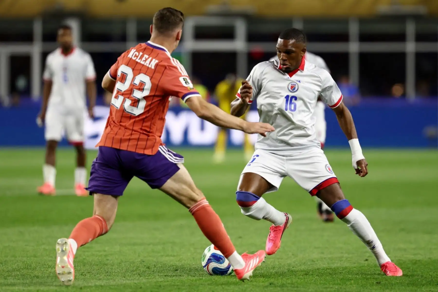 El centrocampista escocés Kenny McLean (número 23) y el delantero haitiano Lenny Joseph (número 16) luchan por el balón durante el partido de fútbol del Grupo C del Mundial de 2026 entre Haití y Escocia en el Boston Stadium de Foxborough el 13 de junio de 2026. (Foto de FRANCK FIFE / AFP)