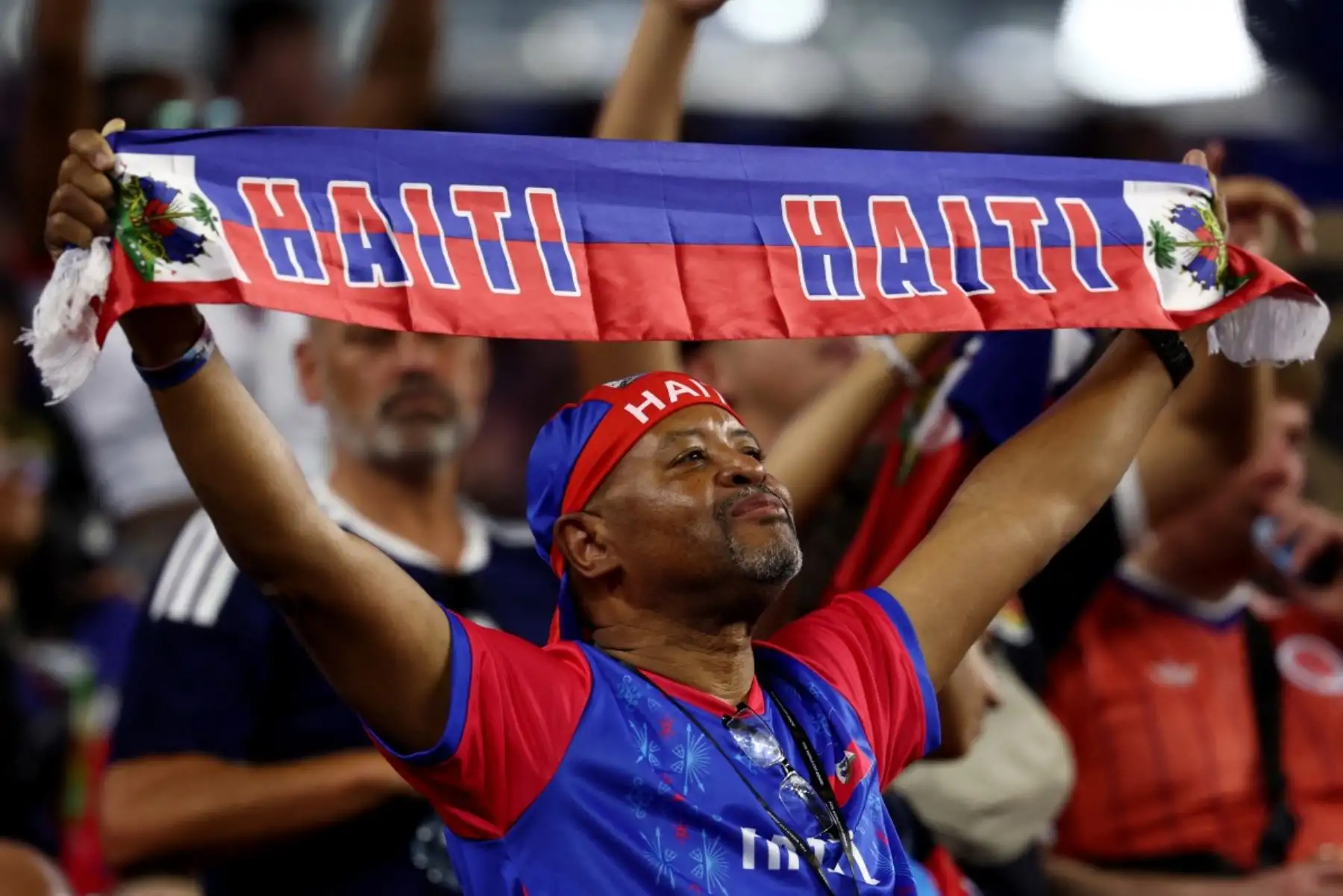 Un aficionado haitiano sostiene una bufanda durante el partido de fútbol del Grupo C de la Copa Mundial 2026 entre Haití y Escocia en el Estadio de Boston en Foxborough el 13 de junio de 2026. (Foto de FRANCK FIFE / AFP)