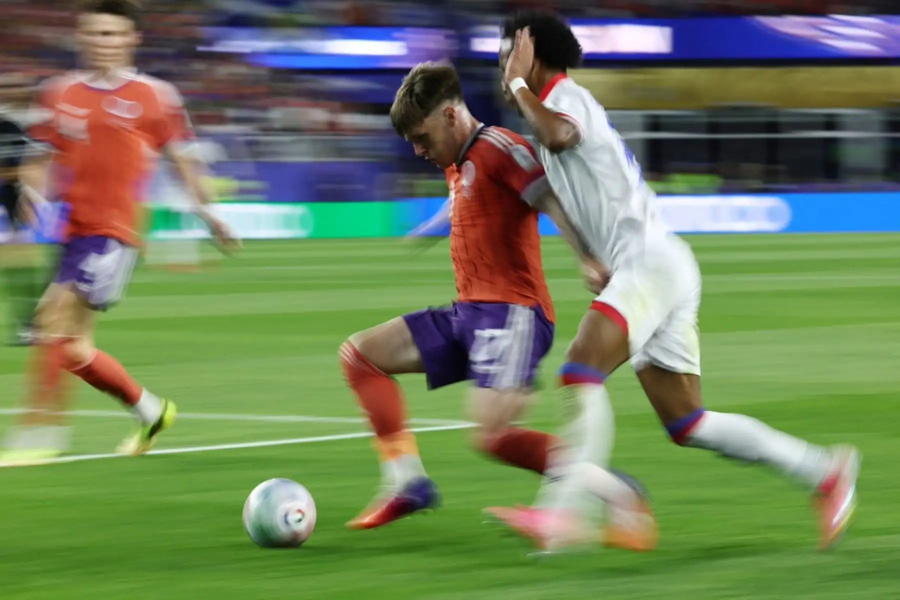 El delantero escocés número 17, Ben Gannon-Doak, y el delantero haitiano número 15, Ruben Providence, luchan por el balón durante el partido de fútbol del Grupo C de la Copa Mundial 2026 entre Haití y Escocia en el Boston Stadium de Foxborough el 13 de junio de 2026. (Foto de FRANCK FIFE / AFP)