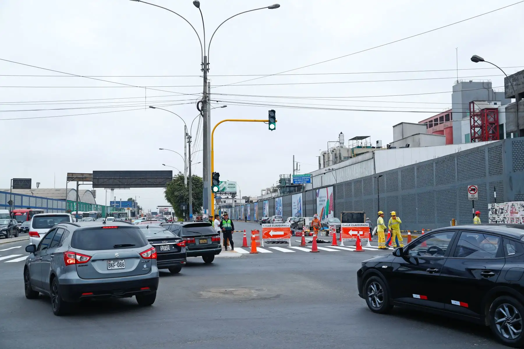 El domingo 14 de junio de 2026 iniciaron los desvíos vehiculares en la avenida Faucett, cruce con la avenida Argentina, por motivo del inicio de obras de construcción del pozo de ventilación de ramal de la Línea 4 del Metro de Lima y Callao. Los trabajos se realizarán en el sentido sur-norte, en el tramo comprendido entre las avenidas Argentina y 28 de julio. Foto: ANDINA/Daniel Bracamonte