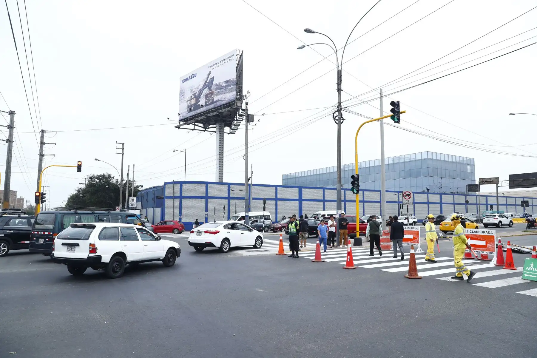 El domingo 14 de junio de 2026 iniciaron los desvíos vehiculares en la avenida Faucett, cruce con la avenida Argentina, por motivo del inicio de obras de construcción del pozo de ventilación de ramal de la Línea 4 del Metro de Lima y Callao. Los trabajos se realizarán en el sentido sur-norte, en el tramo comprendido entre las avenidas Argentina y 28 de julio. Foto: ANDINA/Daniel Bracamonte