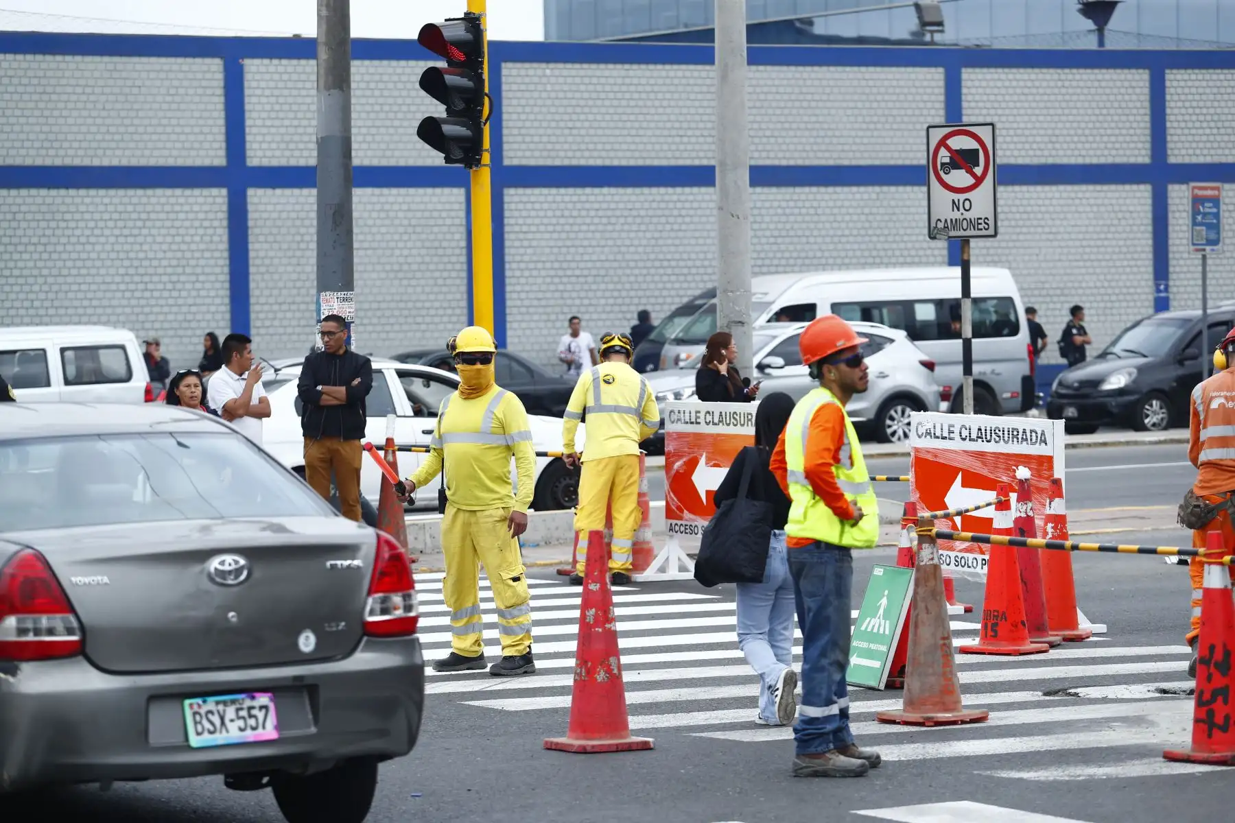 El domingo 14 de junio de 2026 iniciaron los desvíos vehiculares en la avenida Faucett, cruce con la avenida Argentina, por motivo del inicio de obras de construcción del pozo de ventilación de ramal de la Línea 4 del Metro de Lima y Callao. Los trabajos se realizarán en el sentido sur-norte, en el tramo comprendido entre las avenidas Argentina y 28 de julio. Foto: ANDINA/Daniel Bracamonte