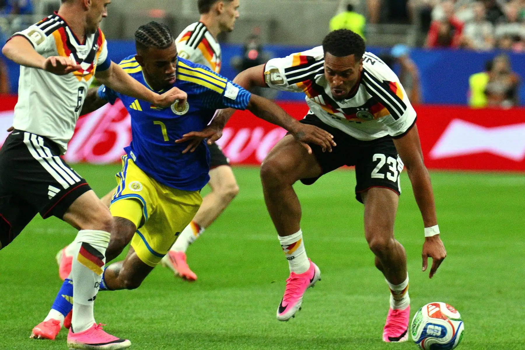 Félix Nmecha de Alemania y Juninho Bacuna de Curazao en acción durante el partido de la fase de grupos de la Copa Mundial de la FIFA 2026 entre Alemania y Curazao.
Foto: ANDINA/ EFE
