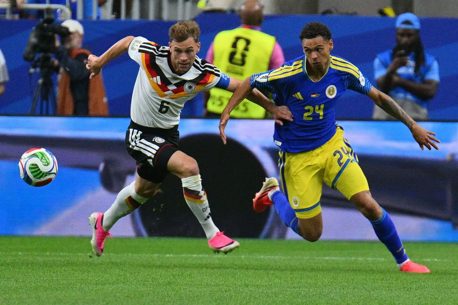 Deveron Fonville de Curazao y Joshua Kimmich de Alemania en acción durante el partido de la fase de grupos de la Copa Mundial de la FIFA 2026 entre Alemania y Curazao. Foto: ANDINA/EFE