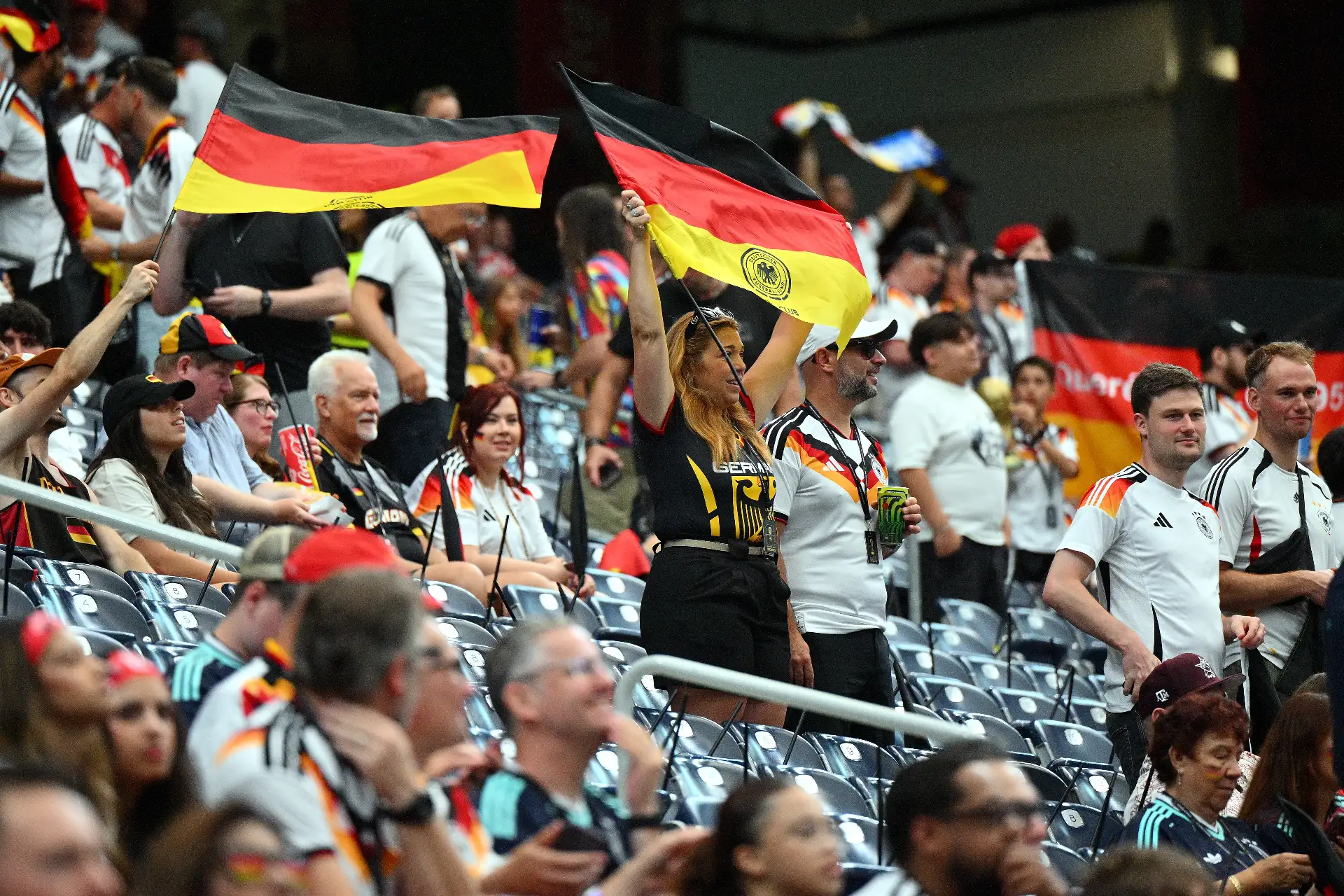 Aficionados alemanes durante el partido de la fase de grupos de la Copa Mundial de la FIFA 2026 entre Alemania y Curazao. Foto: ANDINA/ EFE