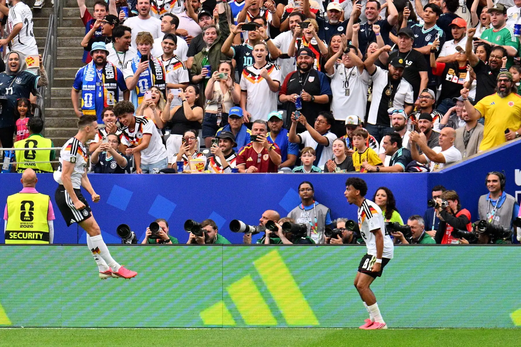 Nico Schlotterbeck de Alemania celebra tras marcar el 2-1 junto a Nathaniel Brown de Alemania durante el partido de la fase de grupos de la Copa Mundial de la FIFA 2026 entre Alemania y Curazao. Foto: ANDINA/EFE