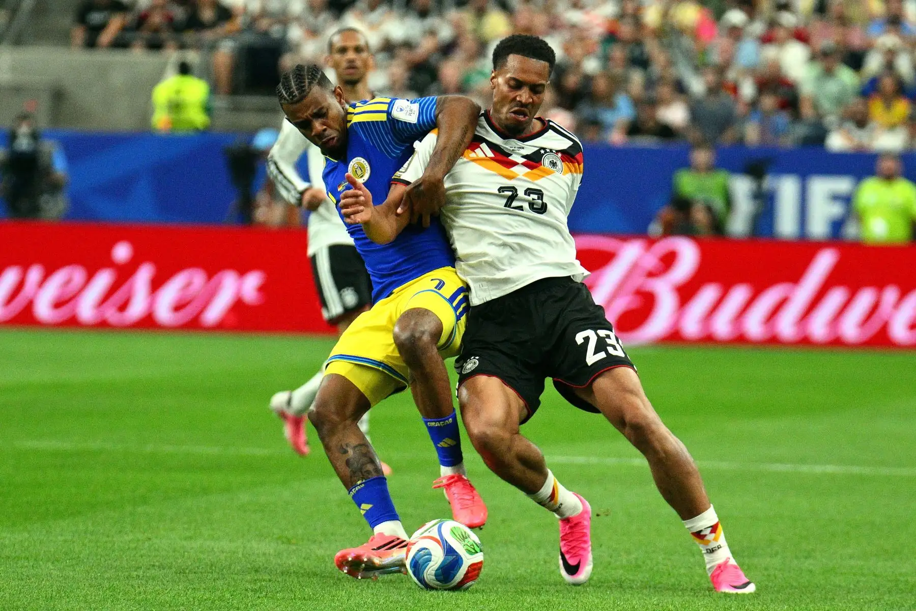 Félix Nmecha de Alemania y Juninho Bacuna de Curazao en acción durante el partido de la fase de grupos de la Copa Mundial de la FIFA 2026 entre Alemania y Curazao. Foto: ANDINA/EFE
