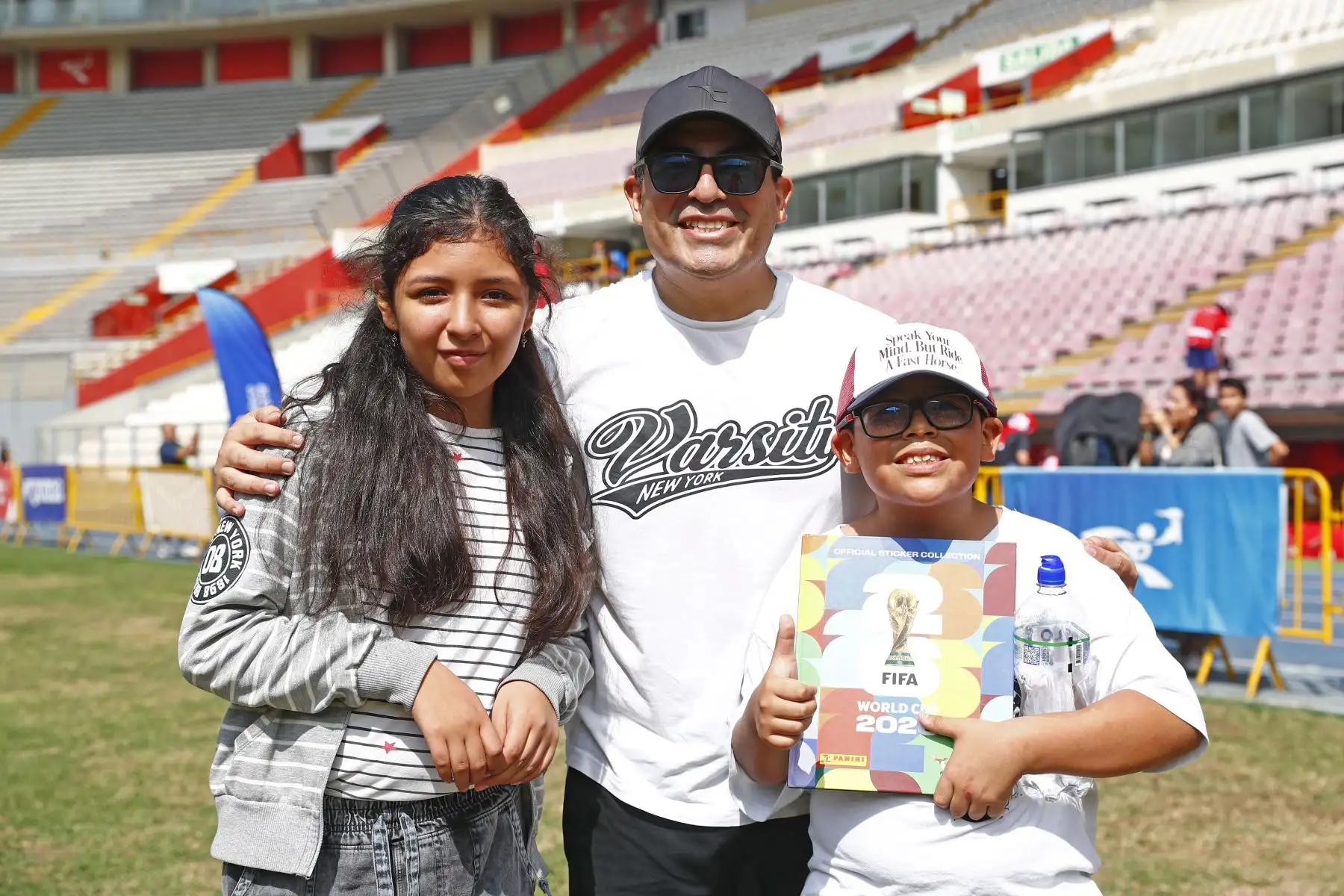 Cientos de personas en familia llegaron hasta el Estadio Nacional de Lima para participar en un intercambio masivo de figuritas del álbum oficial del Mundial de Fútbol 2026 el domingo 14 de junio. El evento fue organizado por el IPD, y además contaba con otros atractivos para los asistentes. Foto: ANDINA/Daniel Bracamonte