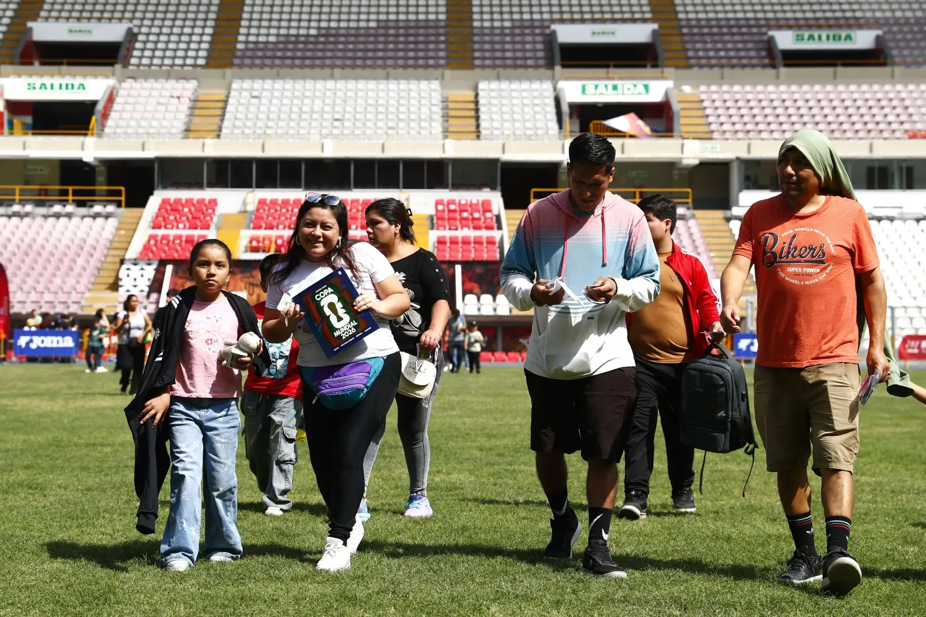 Cientos de personas en familia llegaron hasta el Estadio Nacional de Lima para participar en un intercambio masivo de figuritas del álbum oficial del Mundial de Fútbol 2026 el domingo 14 de junio. El evento fue organizado por el IPD, y además contaba con otros atractivos para los asistentes. Foto: ANDINA/Daniel Bracamonte