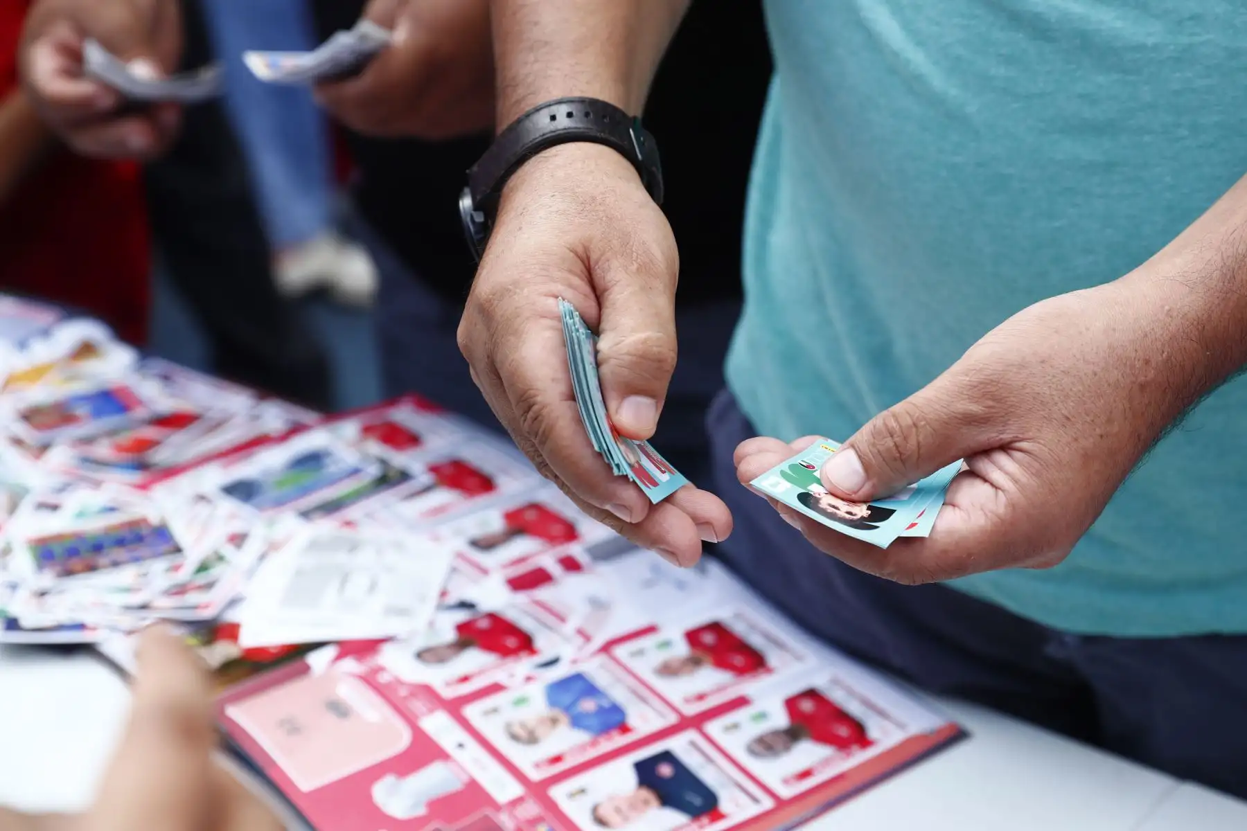 Cientos de personas en familia llegaron hasta el Estadio Nacional de Lima para participar en un intercambio masivo de figuritas del álbum oficial del Mundial de Fútbol 2026 el domingo 14 de junio. El evento fue organizado por el IPD, y además contaba con otros atractivos para los asistentes. Foto: ANDINA/Daniel Bracamonte
