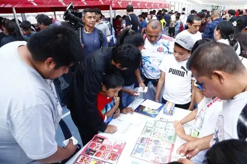 Mundial 2026: peruanos intercambian figuritas del álbum oficial en el Estadio Nacional