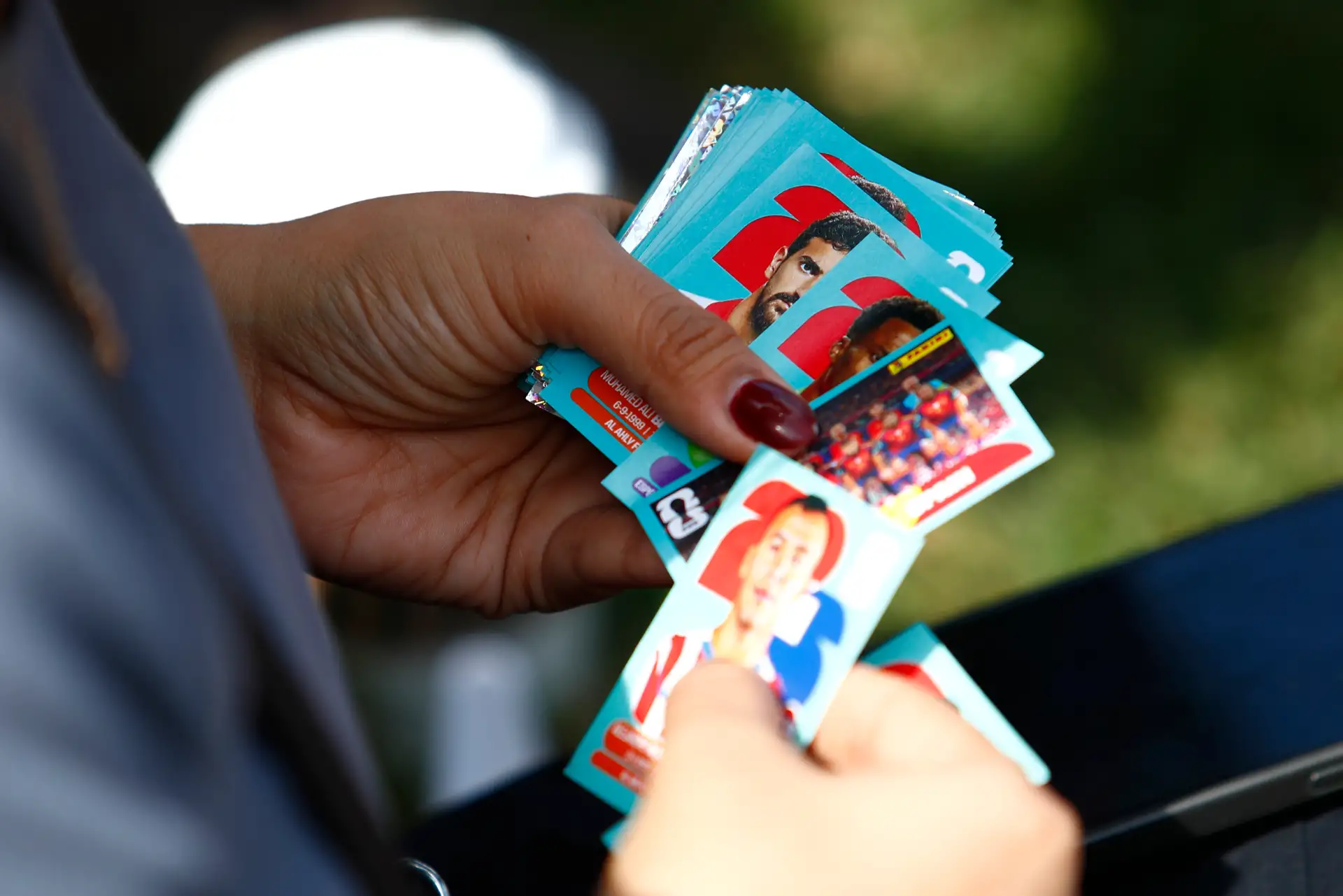 Cientos de personas en familia llegaron hasta el Estadio Nacional de Lima para participar en un intercambio masivo de figuritas del álbum oficial del Mundial de Fútbol 2026 el domingo 14 de junio. El evento fue organizado por el IPD, y además contaba con otros atractivos para los asistentes. Foto: ANDINA/Daniel Bracamonte
