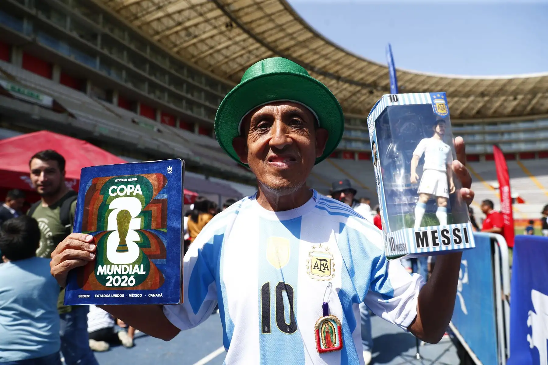 Cientos de personas en familia llegaron hasta el Estadio Nacional de Lima para participar en un intercambio masivo de figuritas del álbum oficial del Mundial de Fútbol 2026 el domingo 14 de junio. El evento fue organizado por el IPD, y además contaba con otros atractivos para los asistentes. Foto: ANDINA/Daniel Bracamonte