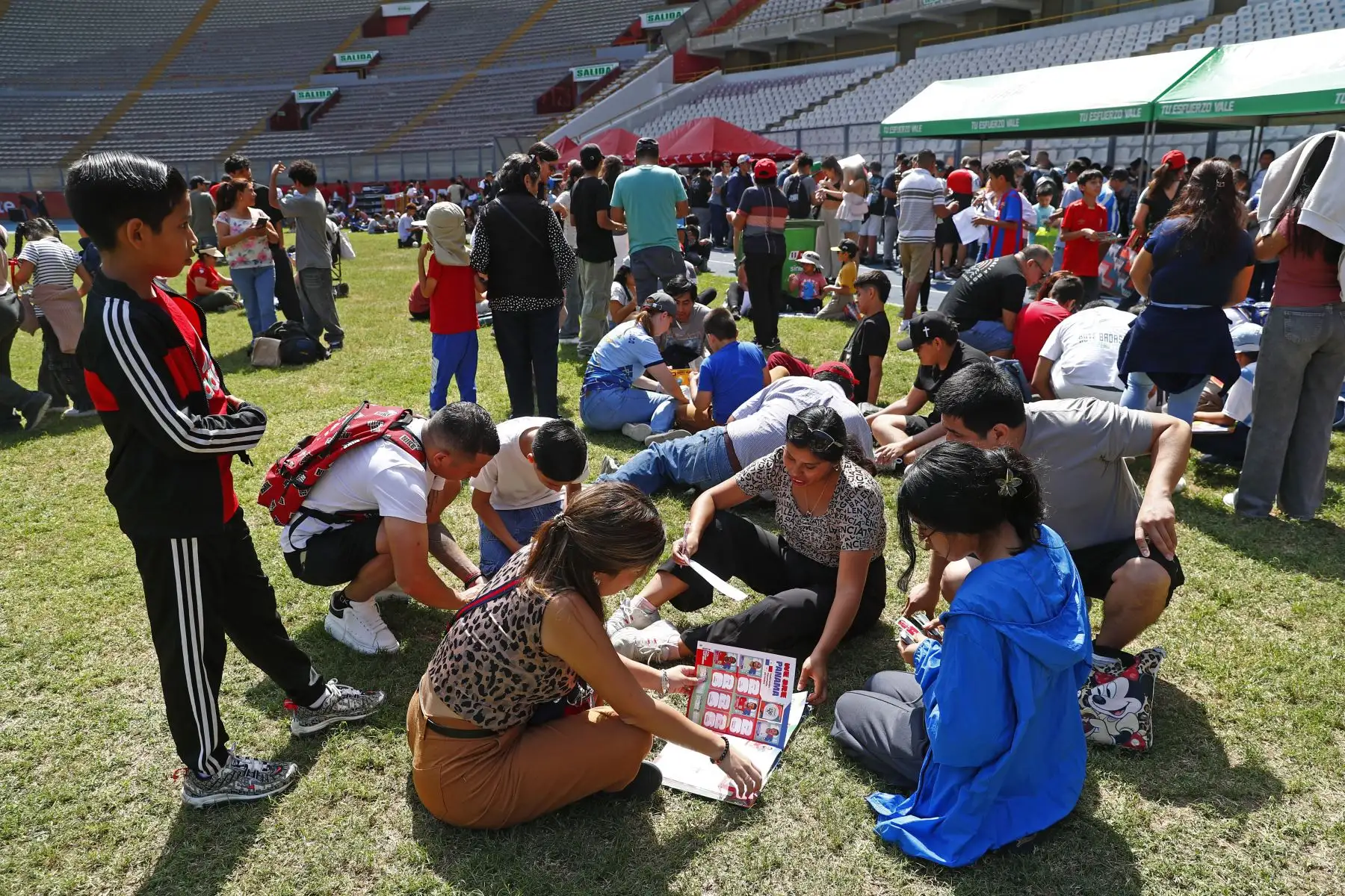 Cientos de personas en familia llegaron hasta el Estadio Nacional de Lima para participar en un intercambio masivo de figuritas del álbum oficial del Mundial de Fútbol 2026 el domingo 14 de junio. El evento fue organizado por el IPD, y además contaba con otros atractivos para los asistentes. Foto: ANDINA/Daniel Bracamonte