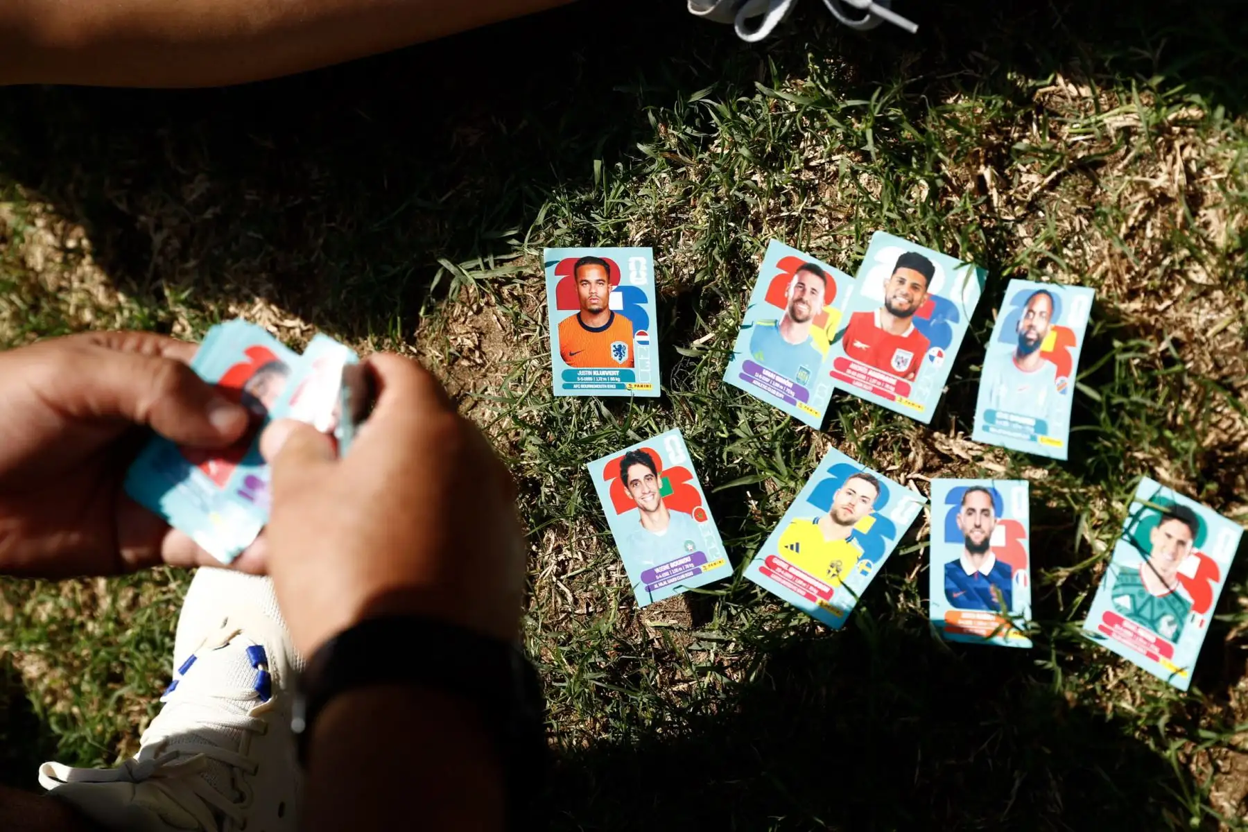 Cientos de personas en familia llegaron hasta el Estadio Nacional de Lima para participar en un intercambio masivo de figuritas del álbum oficial del Mundial de Fútbol 2026 el domingo 14 de junio. El evento fue organizado por el IPD, y además contaba con otros atractivos para los asistentes. Foto: ANDINA/Daniel Bracamonte