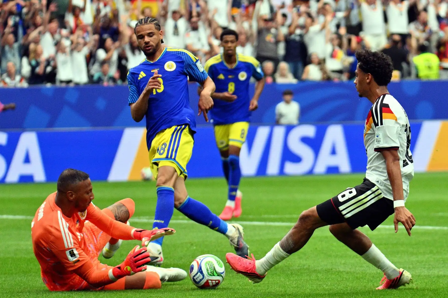 El portero Eloy Room de Curazao y Nathaniel Brown de Alemania en acción durante el partido de la fase de grupos de la Copa Mundial de la FIFA 2026 entre Alemania y Curazao. Foto: ANDINA/EFE