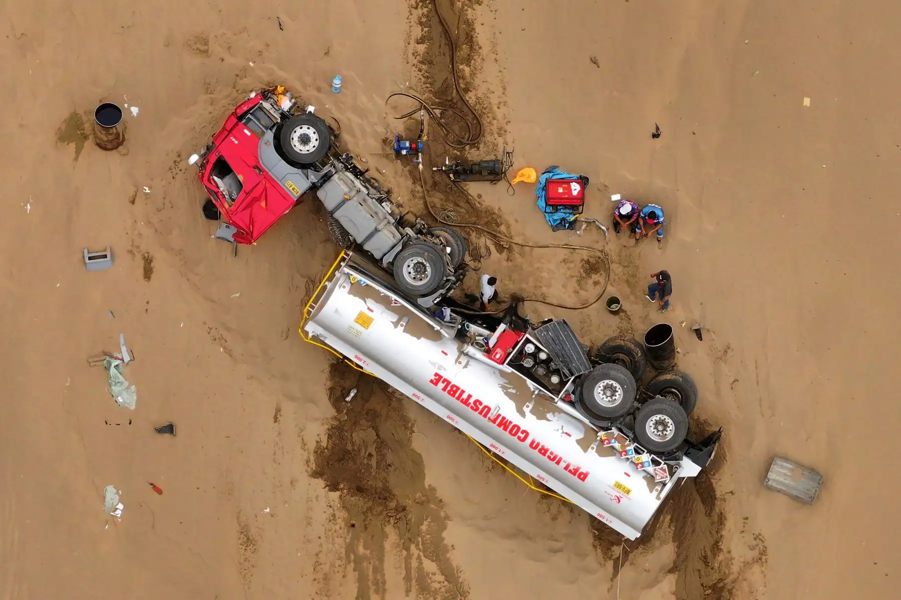 Un tráiler que llevaba combustible chocó con otro vehículo pesado a la altura del kilómetro 12 del serpentín de Pasamayo, a las afueras de Lima Metropolitana en dirección norte, y rodó por la arena hasta casi llegar a la playa. El accidente ocurrió en horas del día del domingo 14 de junio de 2026. Foto: ANDINA/Daniel Bracamonte