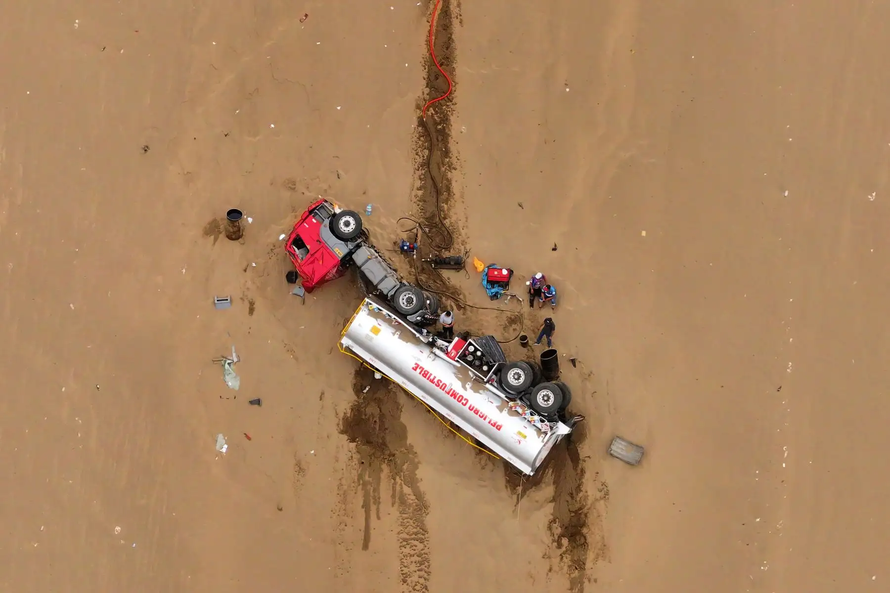Un tráiler que llevaba combustible chocó con otro vehículo pesado a la altura del kilómetro 12 del serpentín de Pasamayo, a las afueras de Lima Metropolitana en dirección norte, y rodó por la arena hasta casi llegar a la playa. El accidente ocurrió en horas del día del domingo 14 de junio de 2026. Foto: ANDINA/Daniel Bracamonte