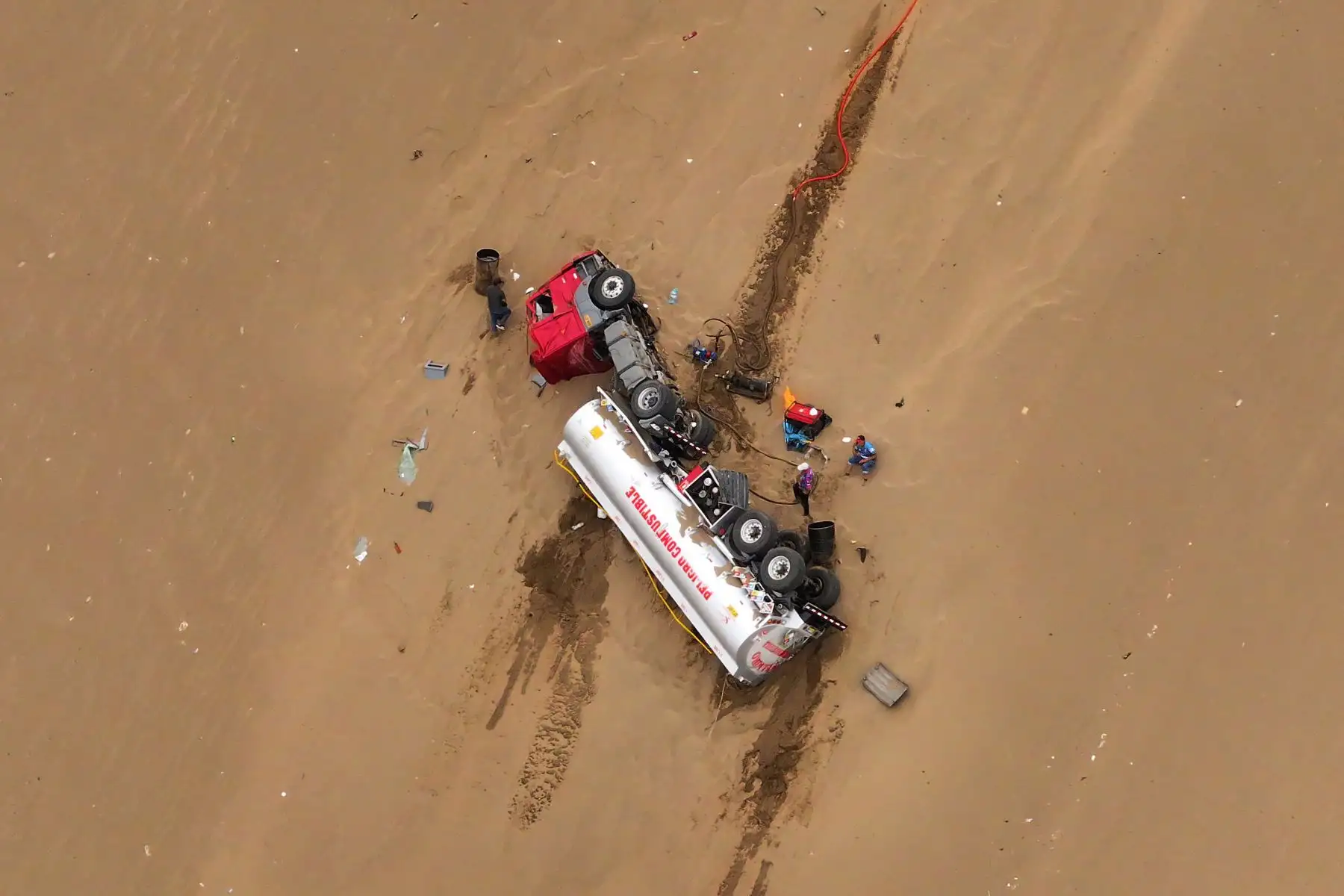 Un tráiler que llevaba combustible chocó con otro vehículo pesado a la altura del kilómetro 12 del serpentín de Pasamayo, a las afueras de Lima Metropolitana en dirección norte, y rodó por la arena hasta casi llegar a la playa. El accidente ocurrió en horas del día del domingo 14 de junio de 2026. Foto: ANDINA/Daniel Bracamonte