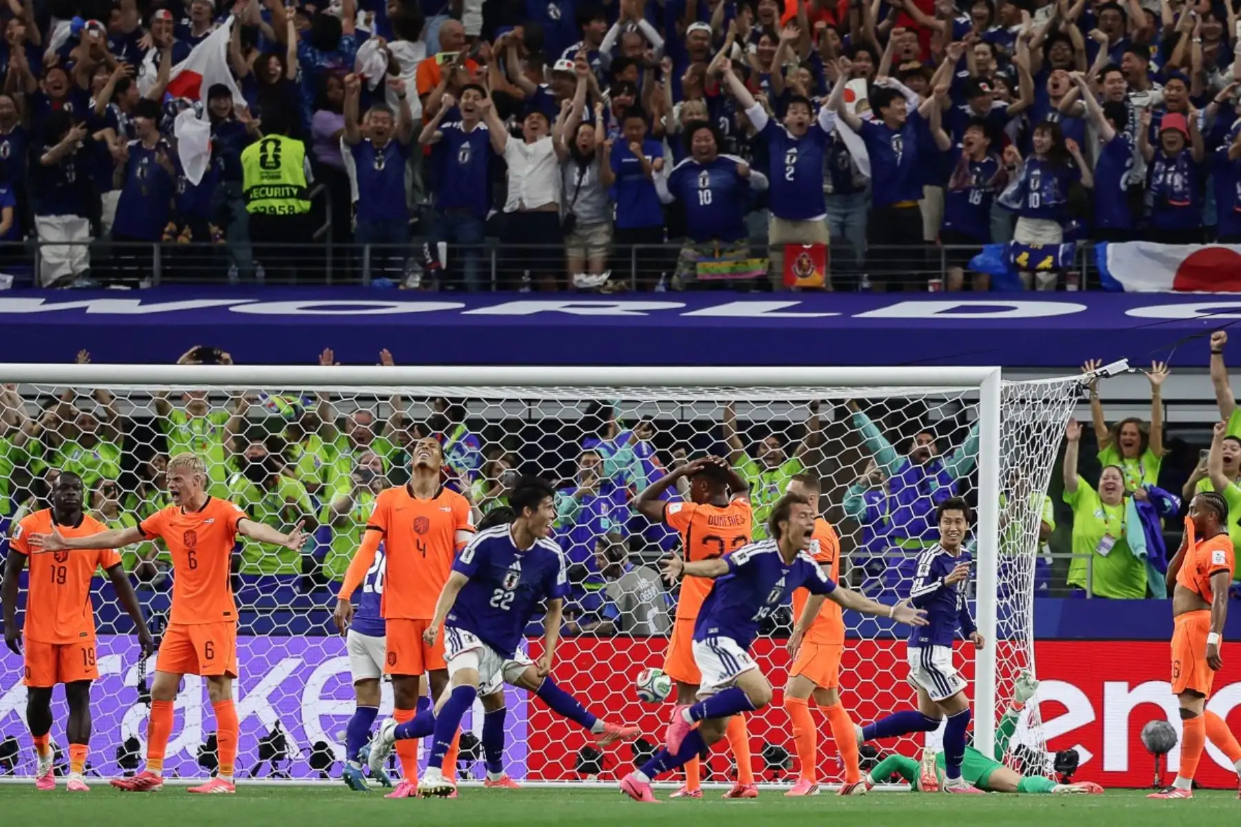 Los jugadores de Japón celebran su segundo gol durante el partido de fútbol del Grupo F de la Copa Mundial 2026 entre Países Bajos y Japón en el Estadio Dallas en Arlington el 14 de junio de 2026. (Foto de Aric Becker / AFP)