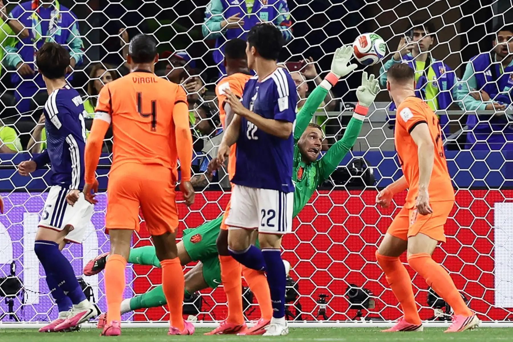 El portero neerlandés Bart Verbruggen (derecha), número 01 del ranking, se lanza y concede el segundo gol de Japón, anotado por el centrocampista japonés Daichi Kamada (tercero por la izquierda), número 15, durante el partido de fútbol del Grupo F del Mundial de 2026 entre Países Bajos y Japón en el estadio Dallas de Arlington el 14 de junio de 2026.
(Foto de Aric Becker / AFP)