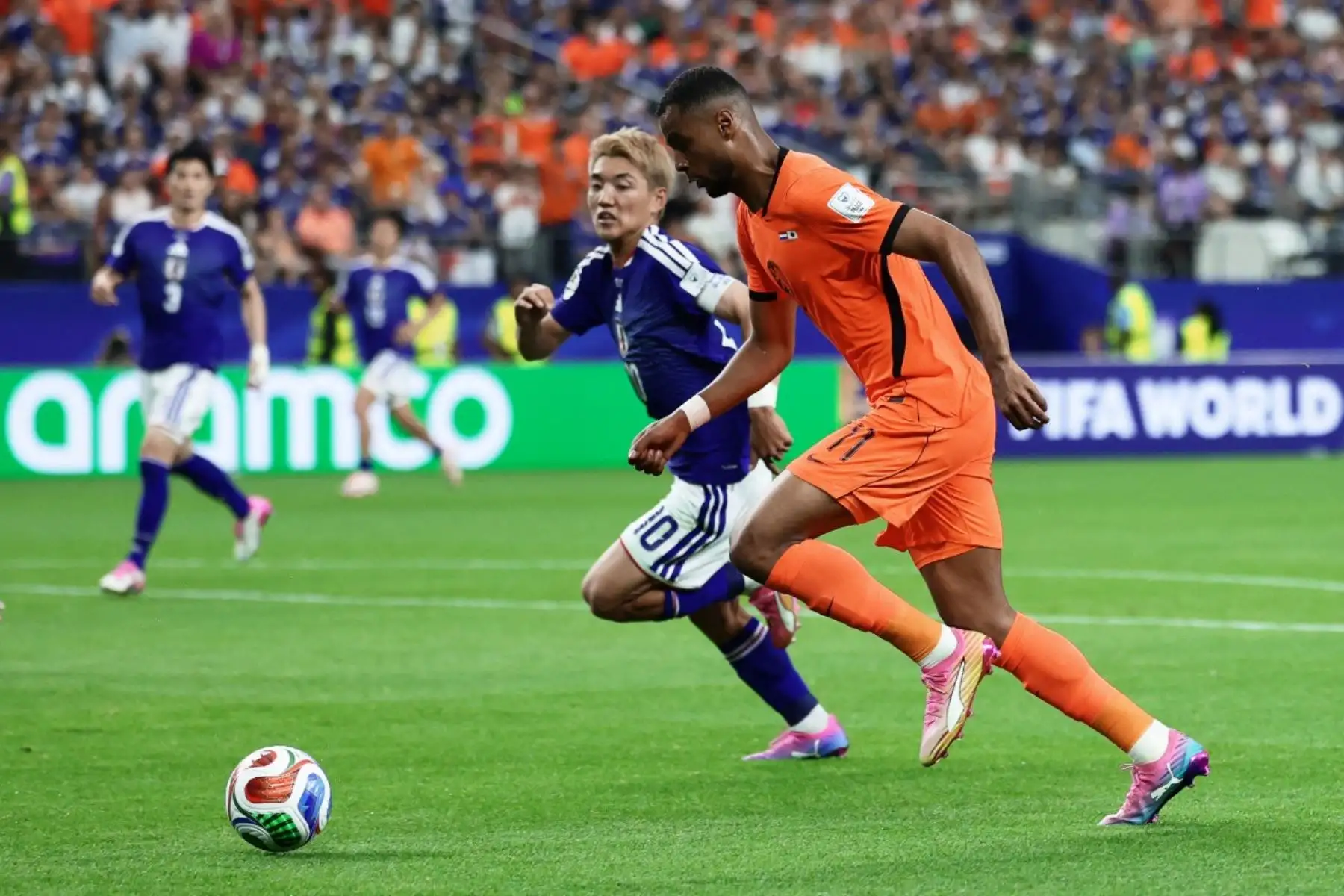El delantero neerlandés número 11, Cody Gakpo (derecha), disputa el balón con el centrocampista japonés número 10, Ritsu Doan, durante el partido de fútbol del Grupo F de la Copa Mundial de 2026 entre Países Bajos y Japón en el estadio Dallas de Arlington el 14 de junio de 2026. (Foto de Aric Becker / AFP)