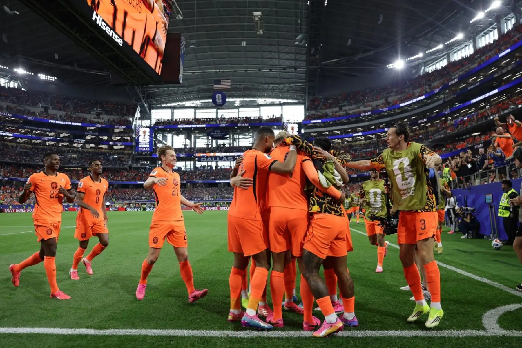 Los jugadores de los Países Bajos celebran tras marcar el primer gol durante el partido de fútbol del Grupo F de la Copa Mundial de 2026 entre los Países Bajos y Japón en el Estadio Dallas de Arlington el 14 de junio de 2026. (Foto de Aric Becker / AFP)