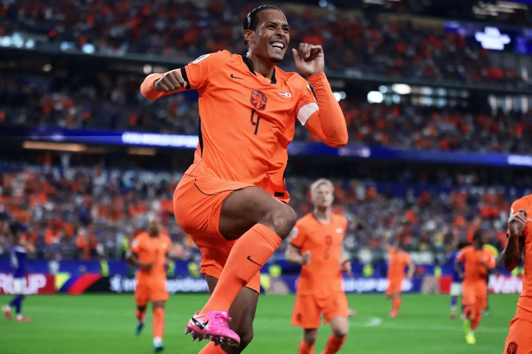 El defensa neerlandés Virgil van Dijk, número 4 del ranking, celebra tras marcar el primer gol durante el partido de fútbol del Grupo F del Mundial de 2026 entre Países Bajos y Japón, disputado en el estadio Dallas de Arlington el 14 de junio de 2026. (Foto de Aric Becker / AFP)