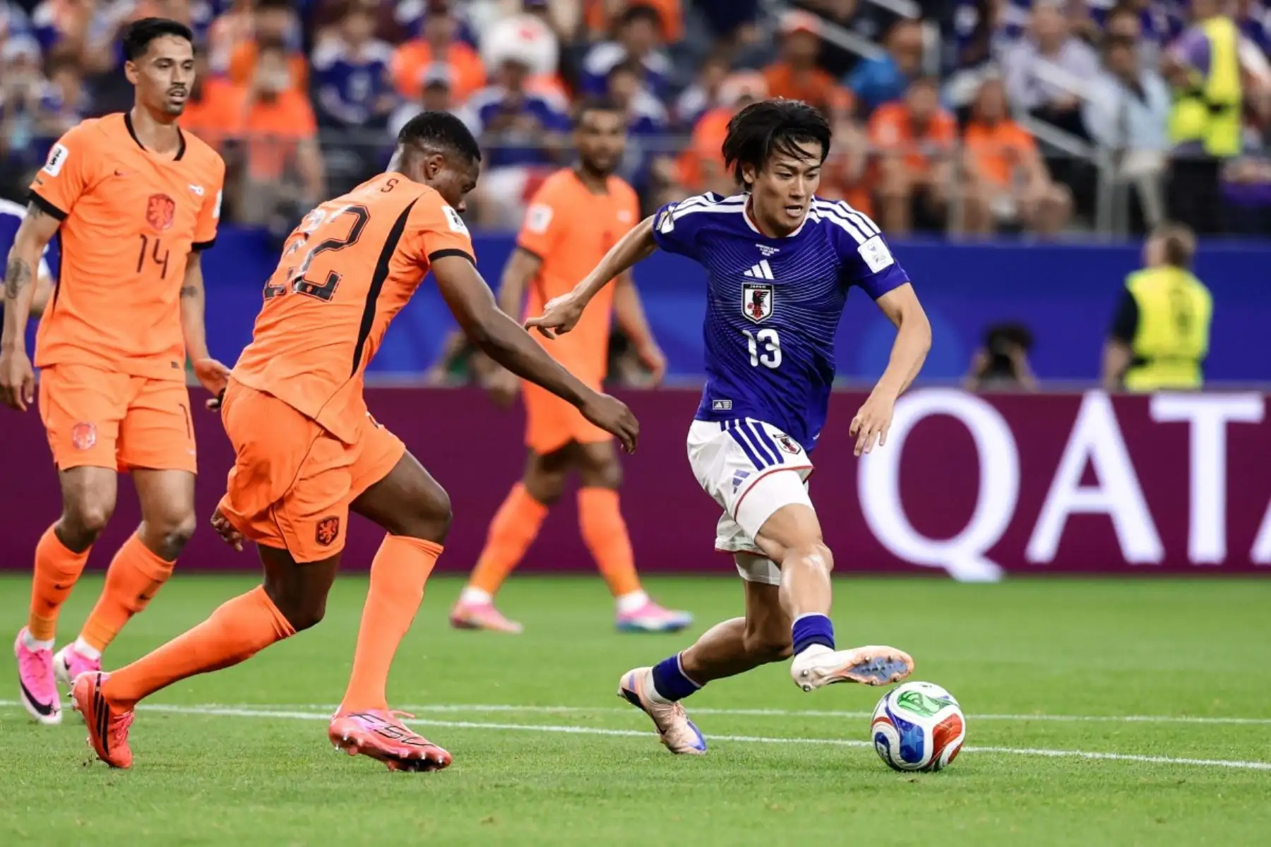 El centrocampista japonés Keito Nakamura (derecha), número 13, disputa el balón con el defensa neerlandés Denzel Dumfries, número 22, durante el partido de fútbol del Grupo F del Mundial de 2026 entre Países Bajos y Japón en el estadio Dallas de Arlington el 14 de junio de 2026. (Foto de Aric Becker / AFP)