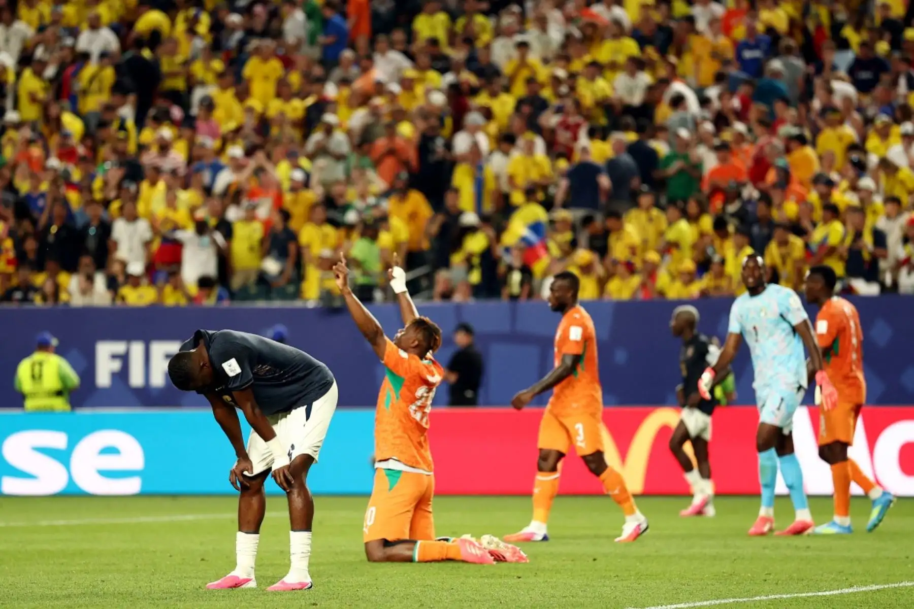 El defensa ecuatoriano Willian Pacho (izq.), número 06, reacciona tras la derrota en el partido de fútbol del Grupo E del Mundial 2026 entre Costa de Marfil y Ecuador, disputado en el Philadelphia Stadium de Filadelfia el 14 de junio de 2026. (Foto de CHARLY TRIBALLEAU / AFP)