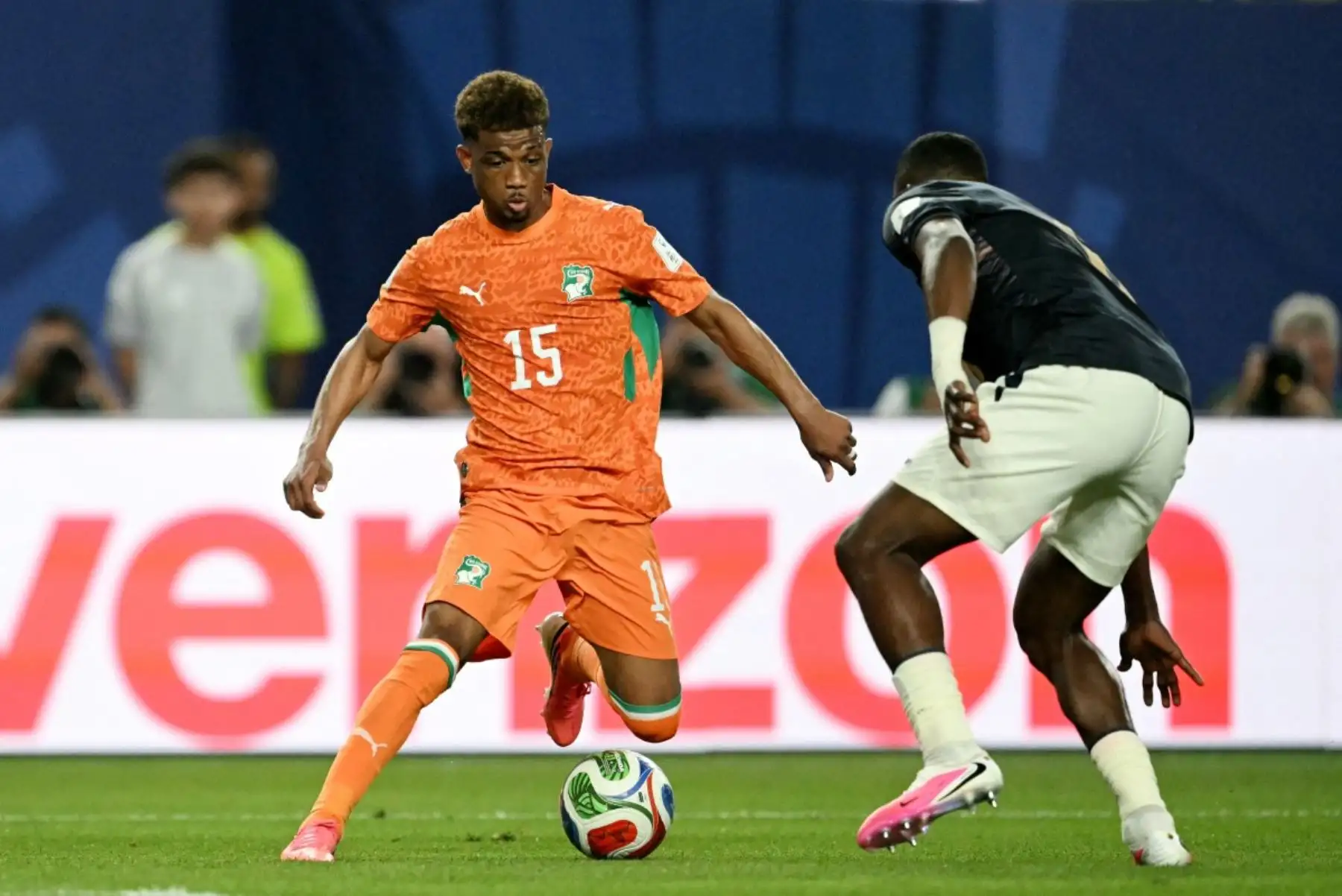 El delantero marfileño Amad Diallo, número 15, corre con el balón durante el partido de fútbol del Grupo E del Mundial 2026 entre Costa de Marfil y Ecuador en el Estadio de Filadelfia, el 14 de junio de 2026. (Foto de MAURO PIMENTEL / AFP)