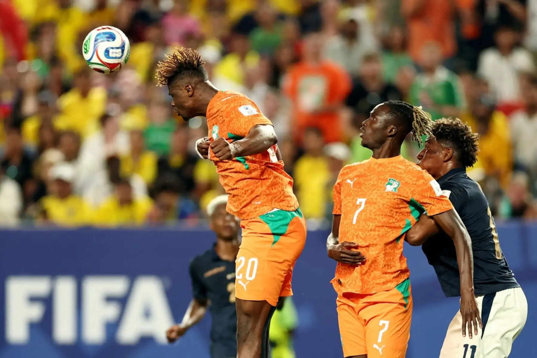 El defensa marfileño Emmanuel Agbadou, número 20, cabecea el balón durante el partido de fútbol del Grupo E del Mundial 2026 entre Costa de Marfil y Ecuador en el Estadio de Filadelfia, el 14 de junio de 2026. (Foto de CHARLY TRIBALLEAU / AFP)