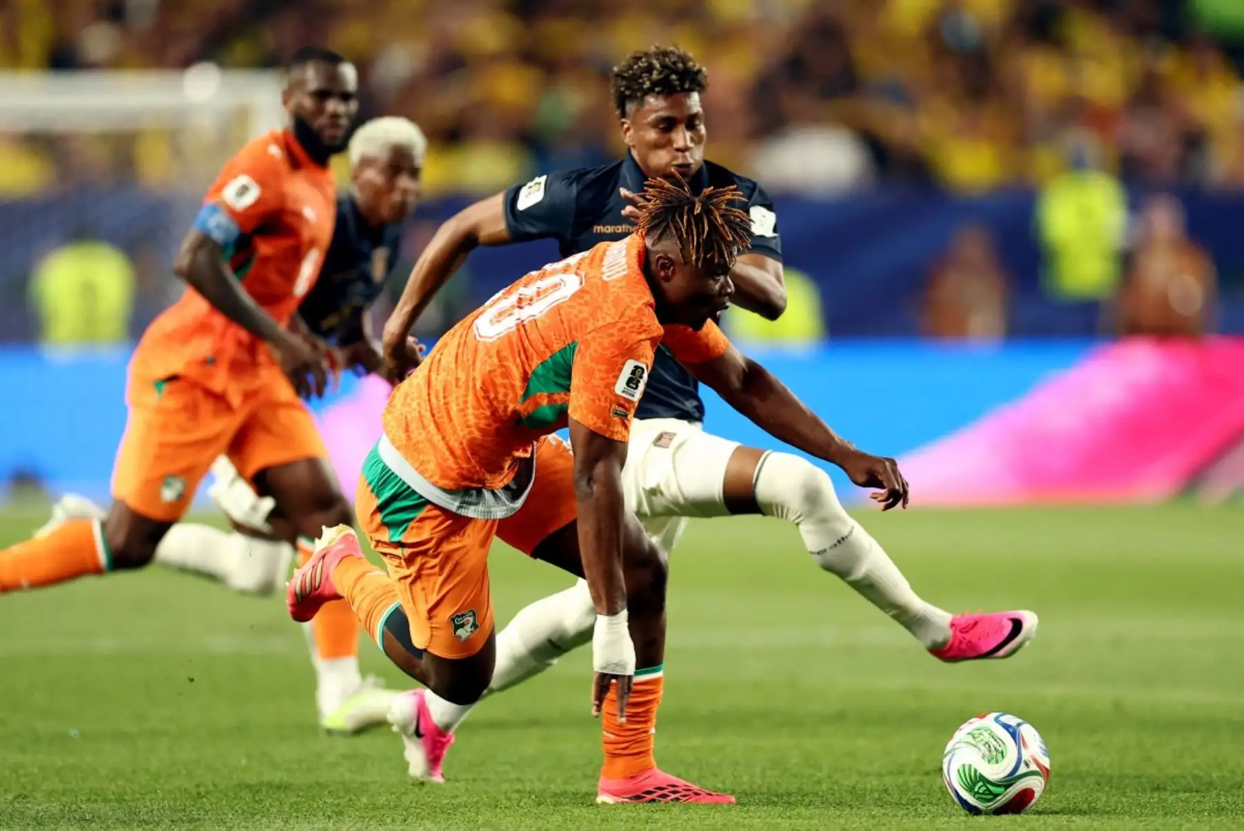 El defensa marfileño Emmanuel Agbadou (izq.), número 20, y el delantero ecuatoriano Kevin Rodríguez, número 11, luchan por el balón durante el partido de fútbol del Grupo E del Mundial 2026 entre Costa de Marfil y Ecuador en el Estadio de Filadelfia, el 14 de junio de 2026. (Foto de CHARLY TRIBALLEAU / AFP)