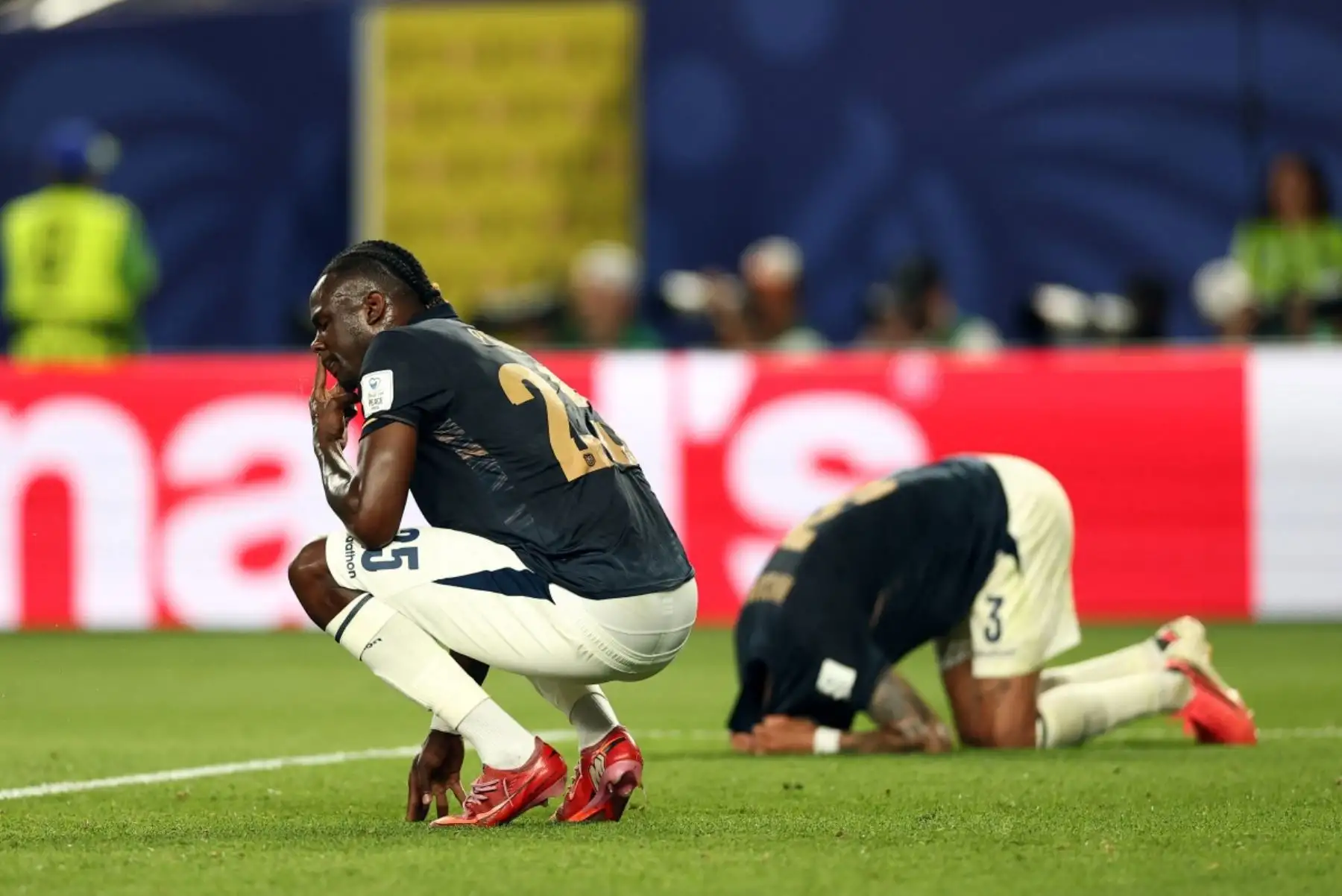 El defensa ecuatoriano número 25, Jackson Porozo, reacciona tras la derrota en el partido de fútbol del Grupo E del Mundial 2026 entre Costa de Marfil y Ecuador, disputado en el Philadelphia Stadium de Filadelfia el 14 de junio de 2026. (Foto de CHARLY TRIBALLEAU / AFP)